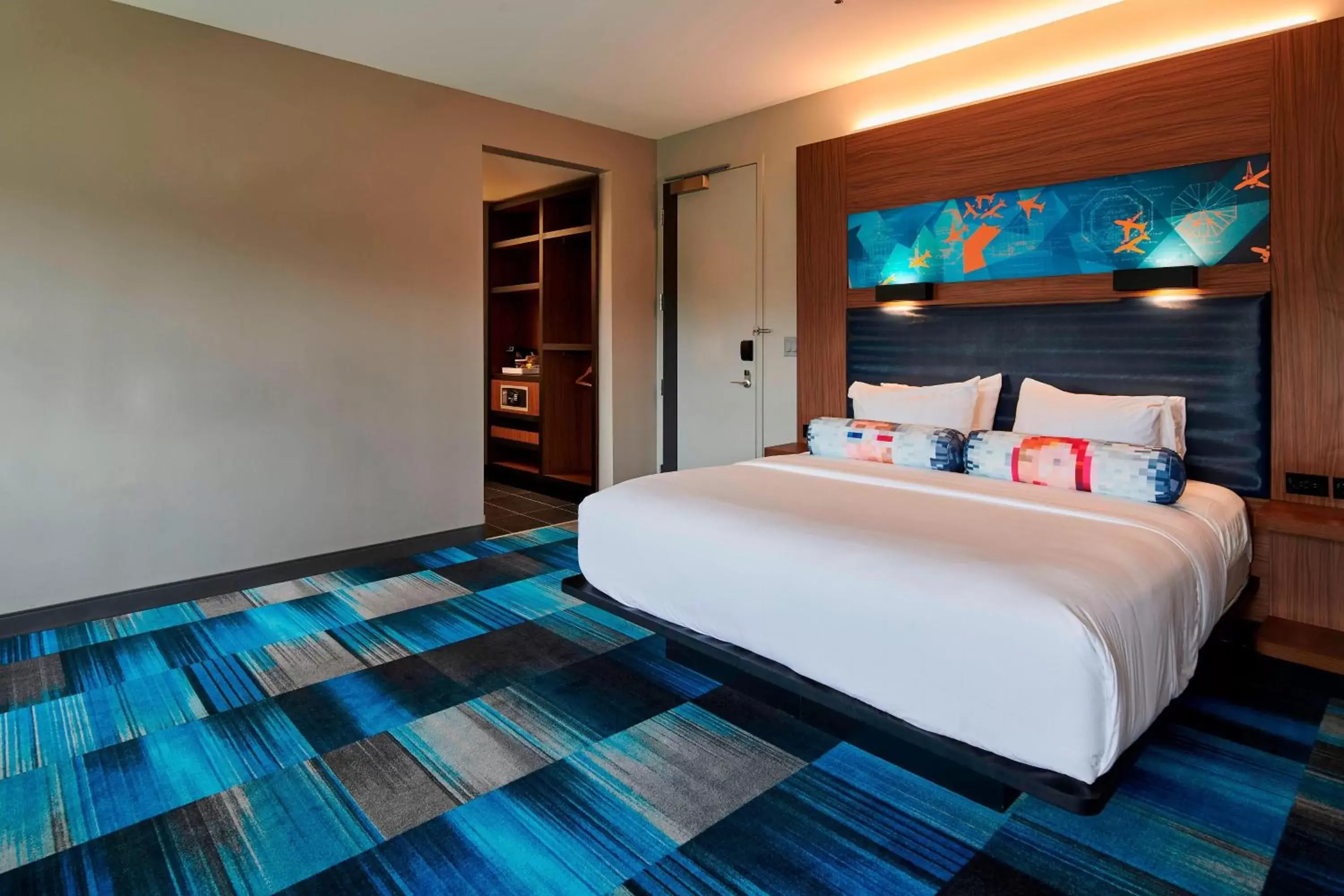 Photo of the whole room, Bed in Aloft Cleveland Airport