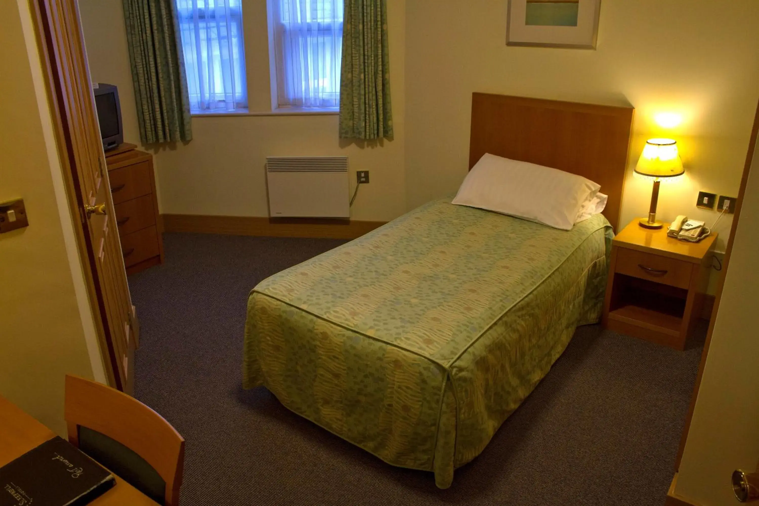 Photo of the whole room, Bed in The Rutland Hotel