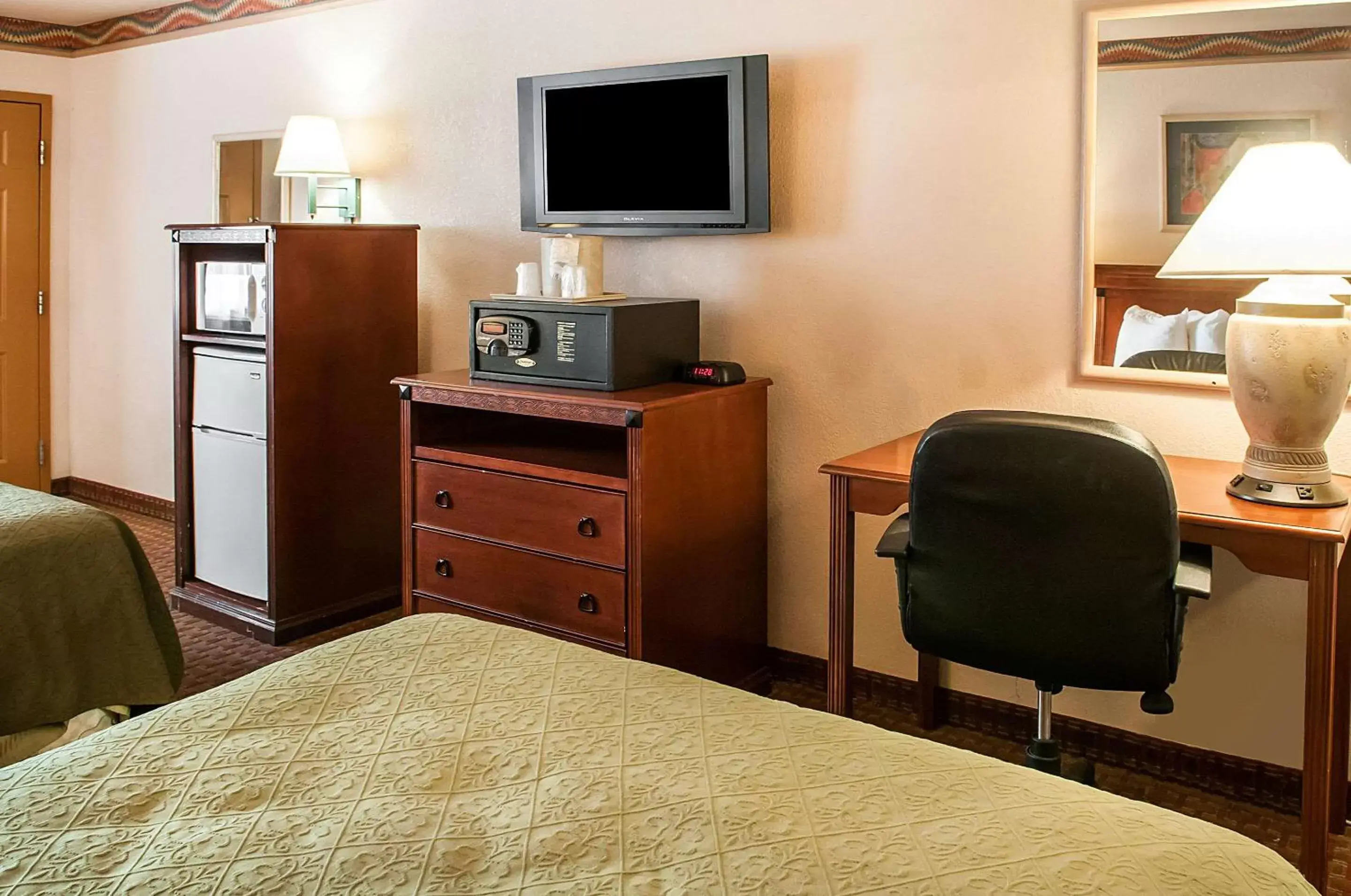 Photo of the whole room, TV/Entertainment Center in Quality Inn & Suites Las Cruces - University Area