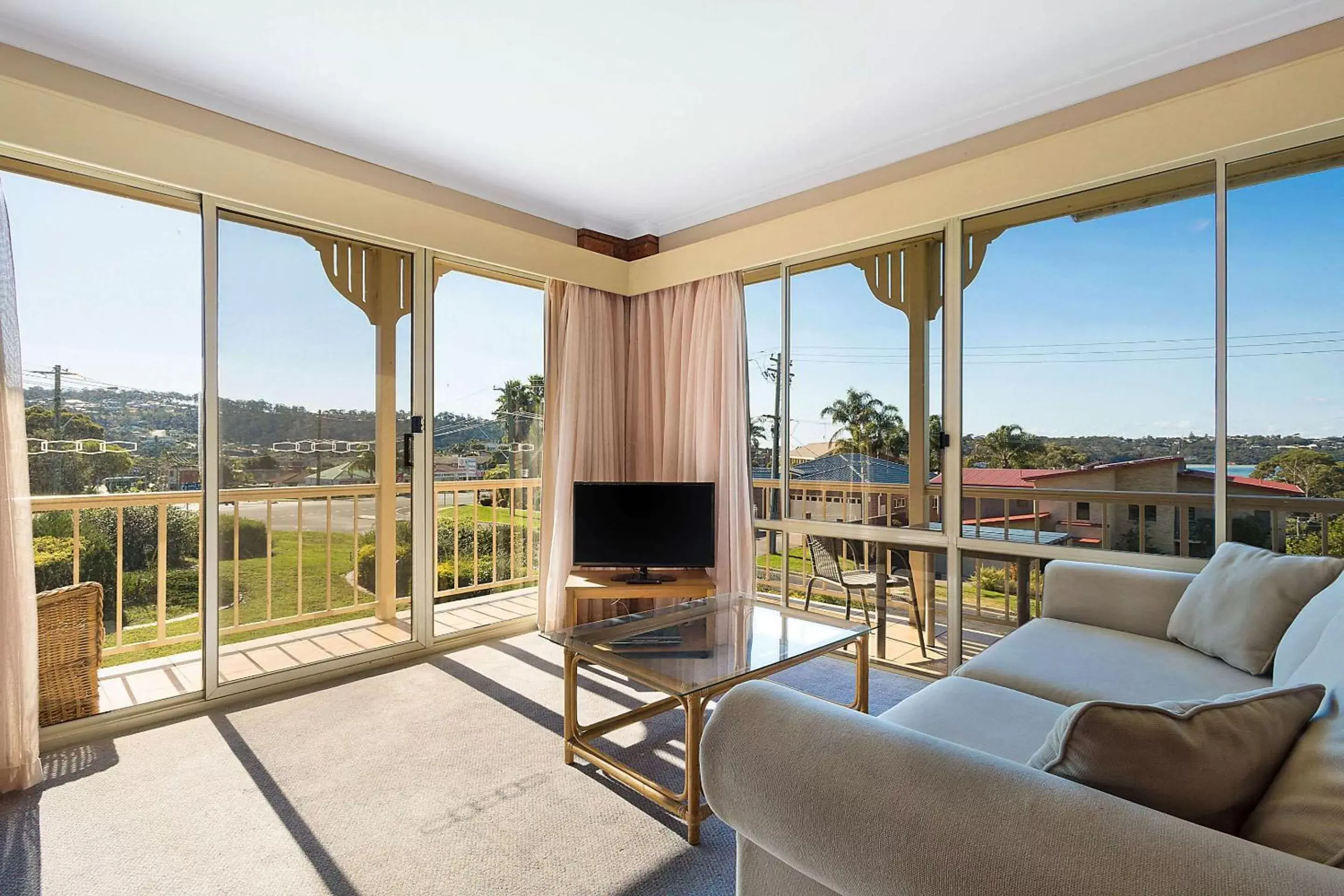 Photo of the whole room, Seating Area in Comfort Inn Merimbula