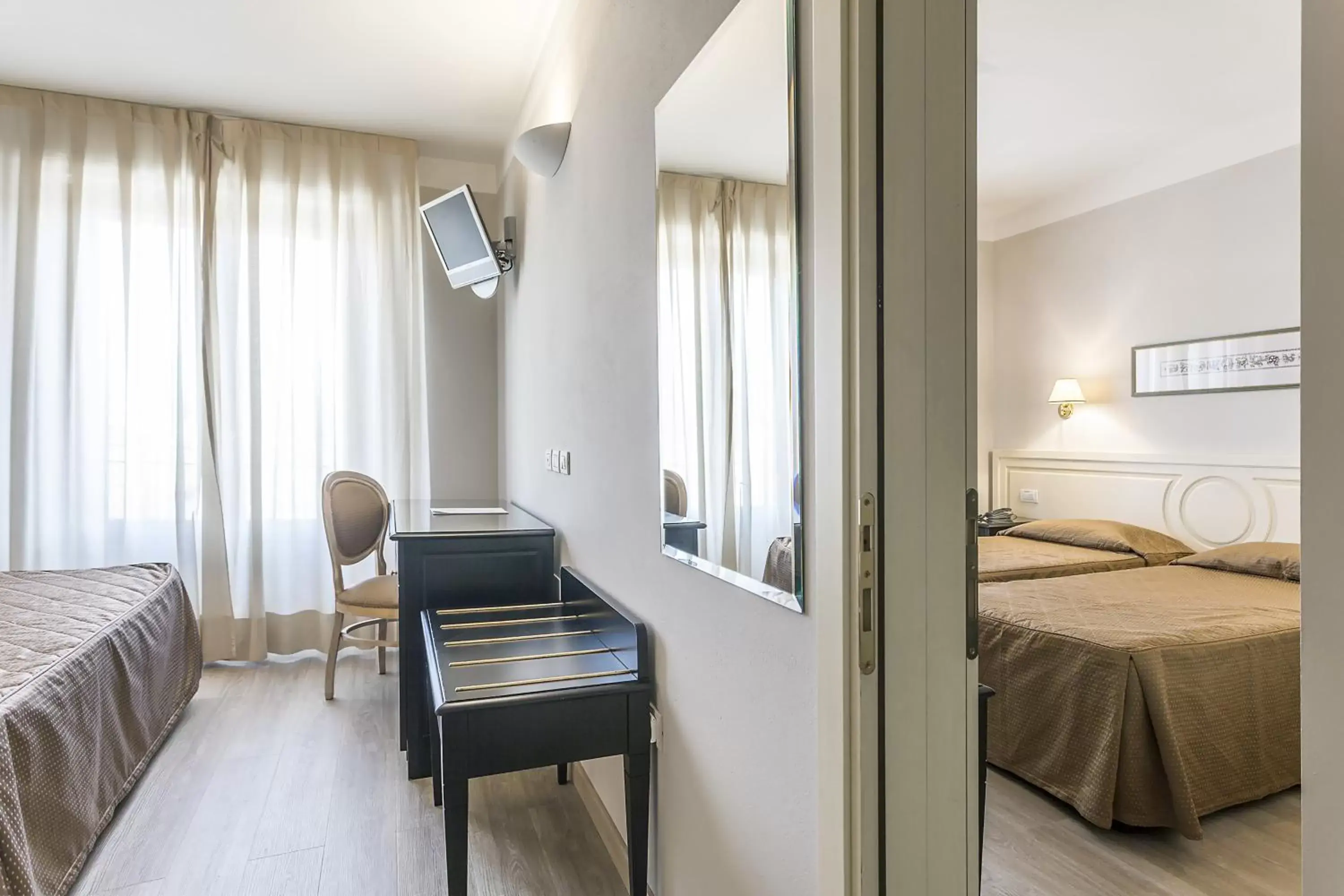 Bed, TV/Entertainment Center in Grand Hotel Bonanno