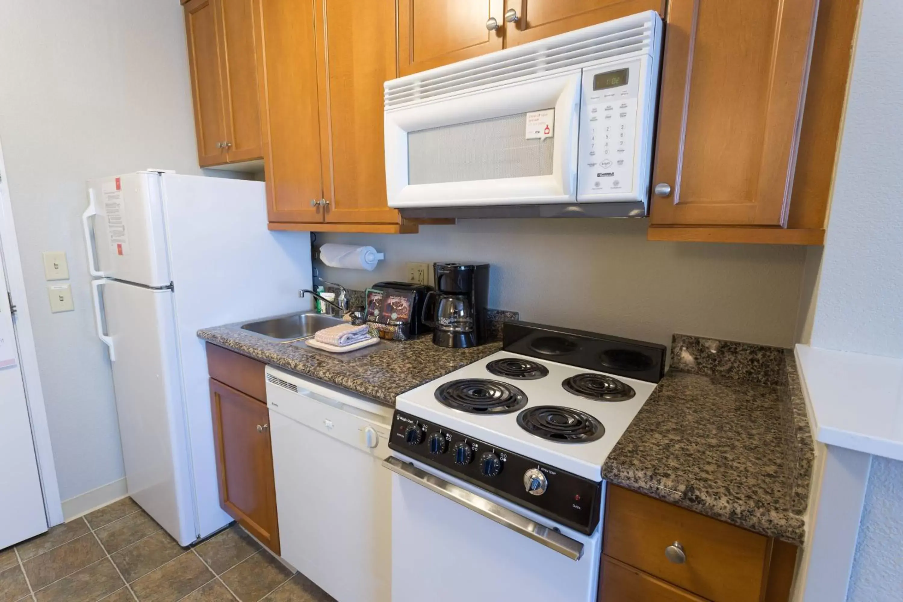 Kitchen or kitchenette, Kitchen/Kitchenette in TownePlace Suites Sunnyvale Mountain View