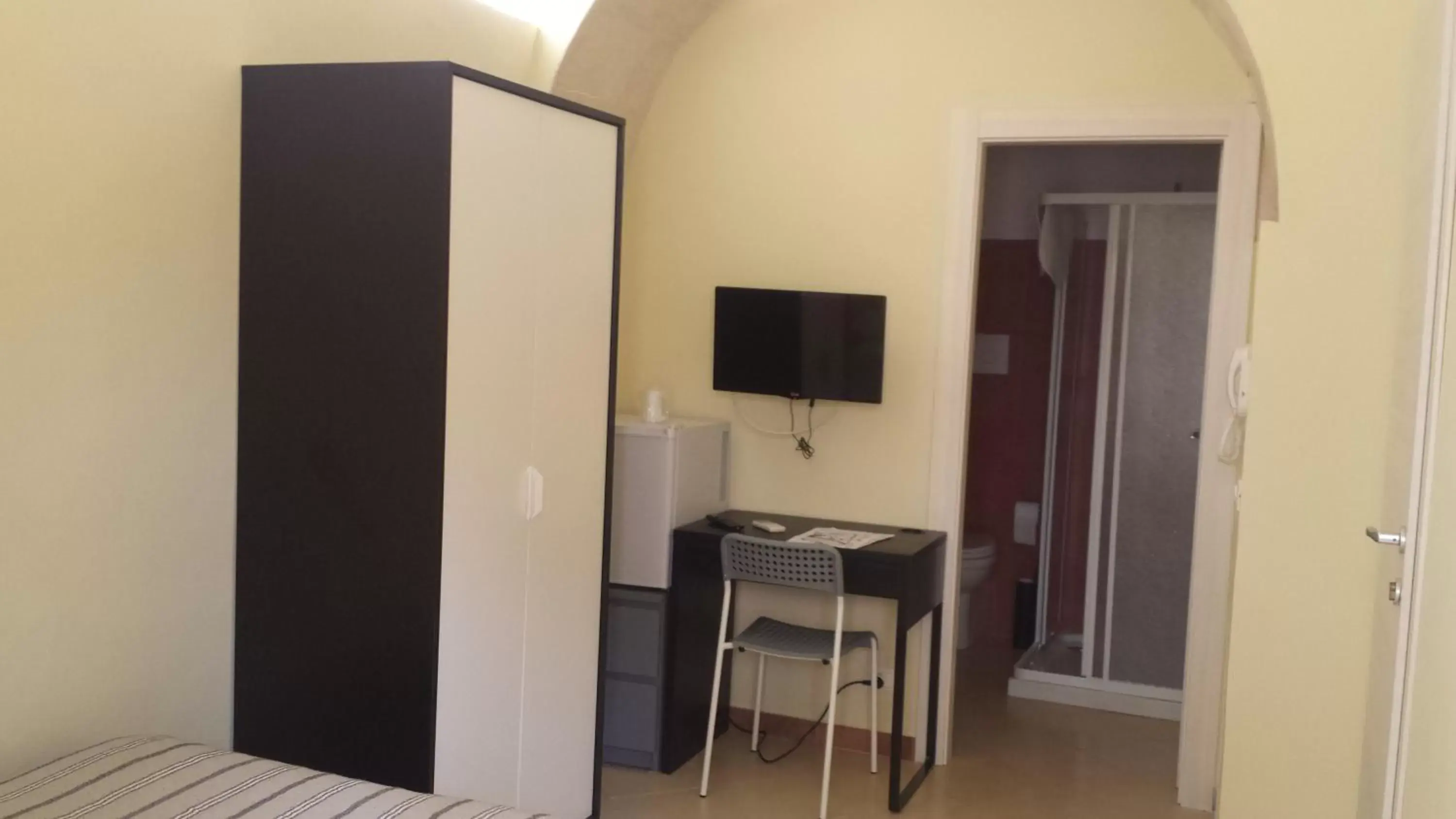 Bedroom, TV/Entertainment Center in Beda Ragusa