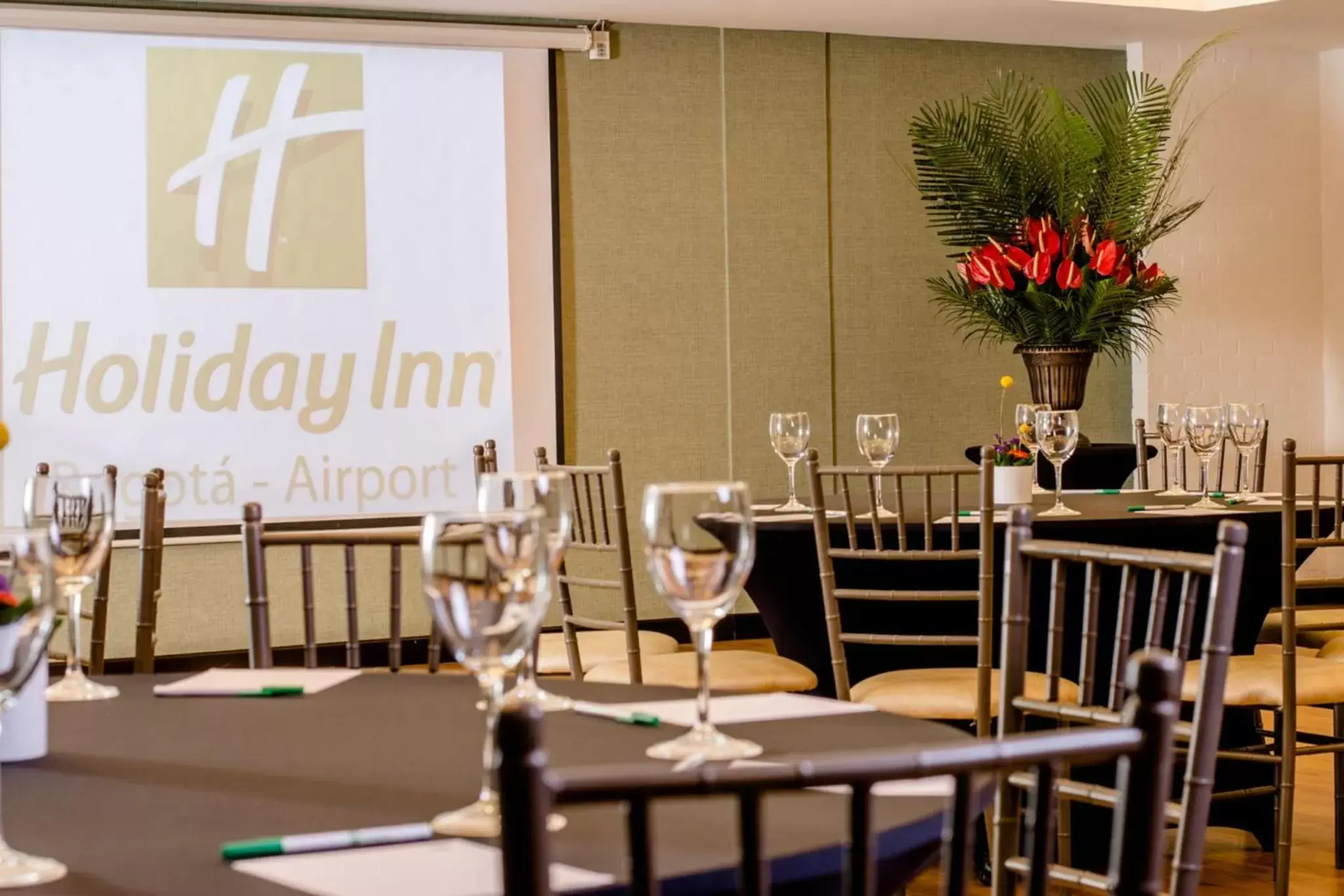 Meeting/conference room, Restaurant/Places to Eat in Holiday Inn Bogota Airport, an IHG Hotel