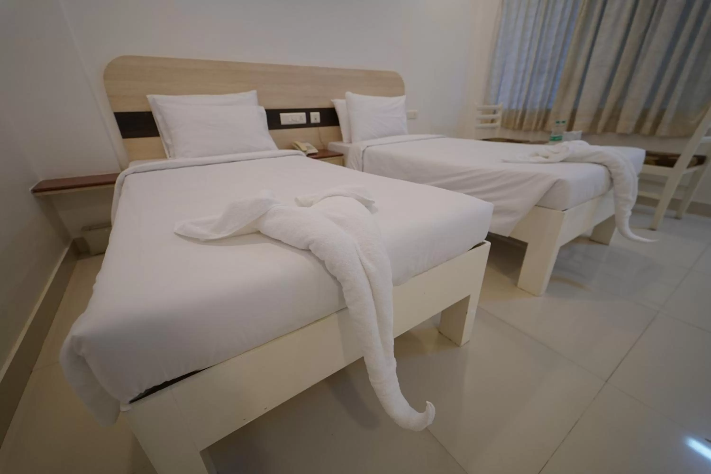 Bed in Hotel Palmyra Grand Inn