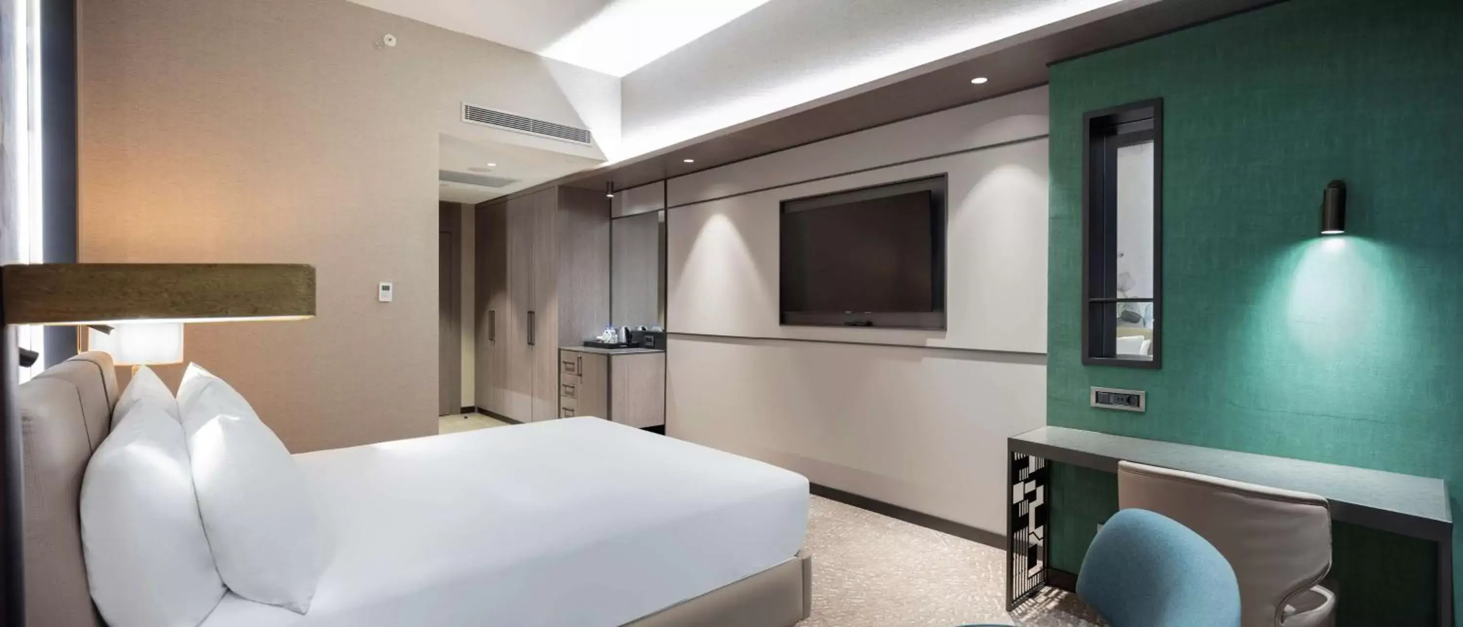 Bedroom, TV/Entertainment Center in Doubletree By Hilton Canakkale
