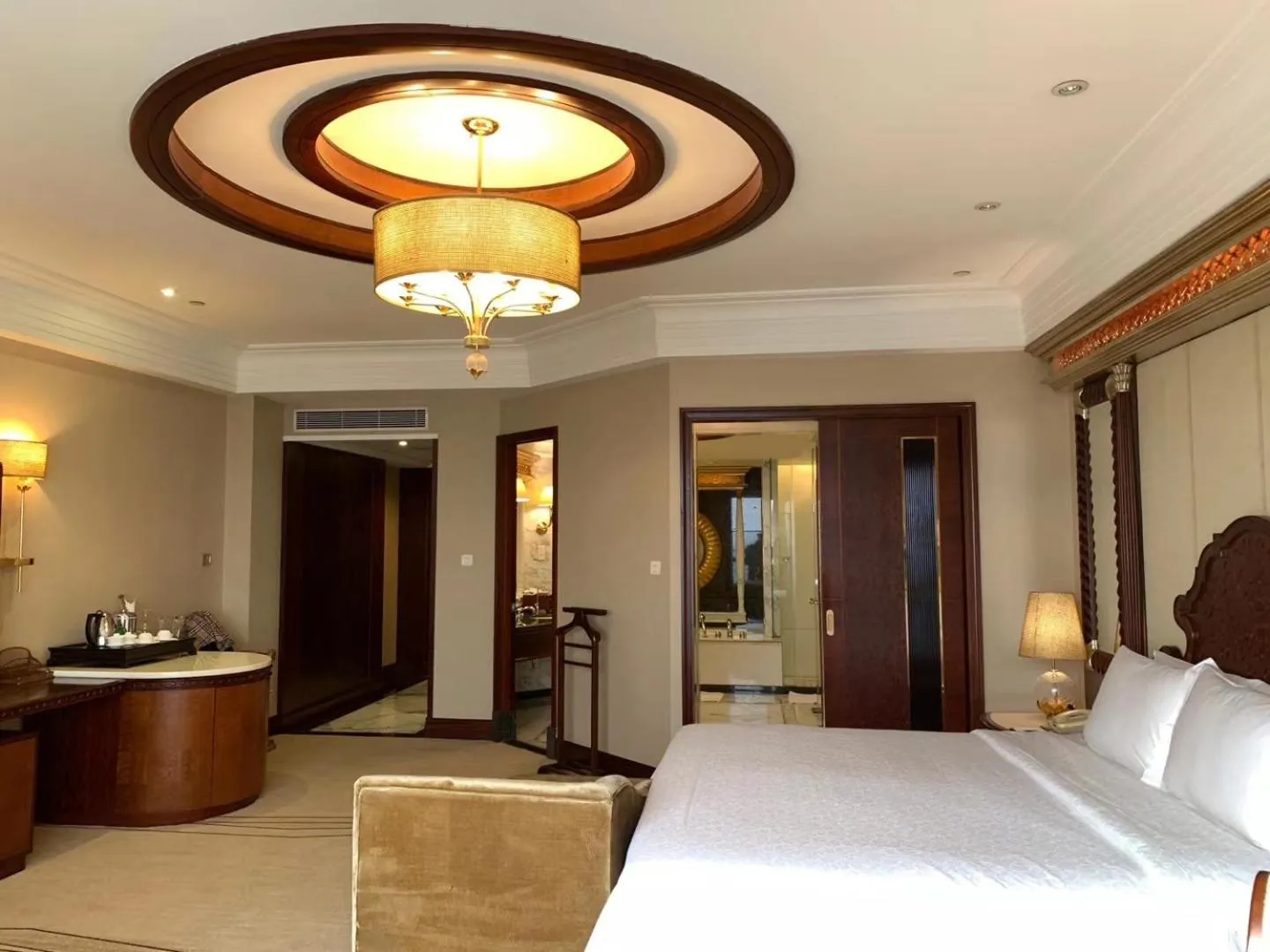 Living room, Bed in Regal Palace Hotel