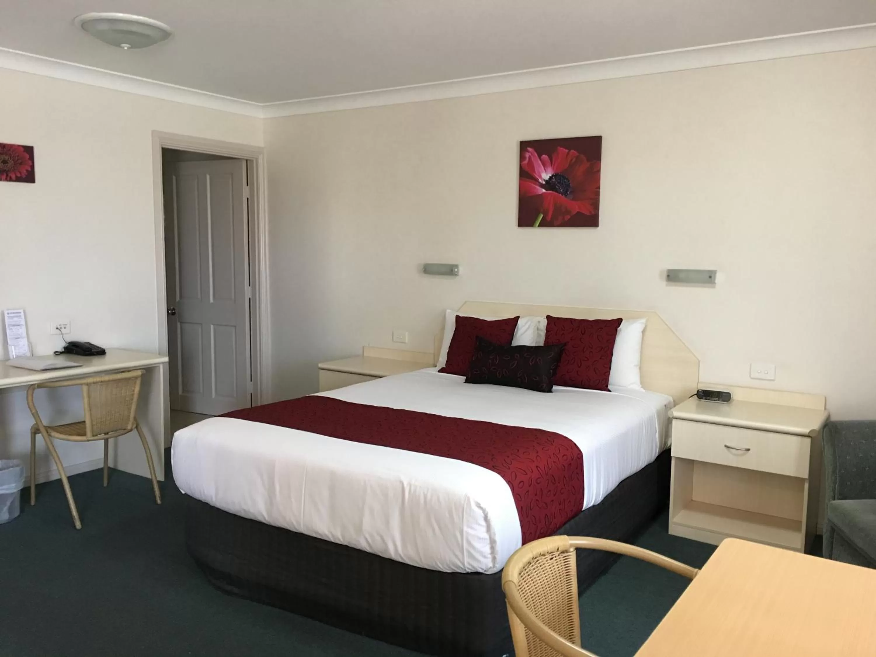 Bed in Tuckerbox Motor Inn