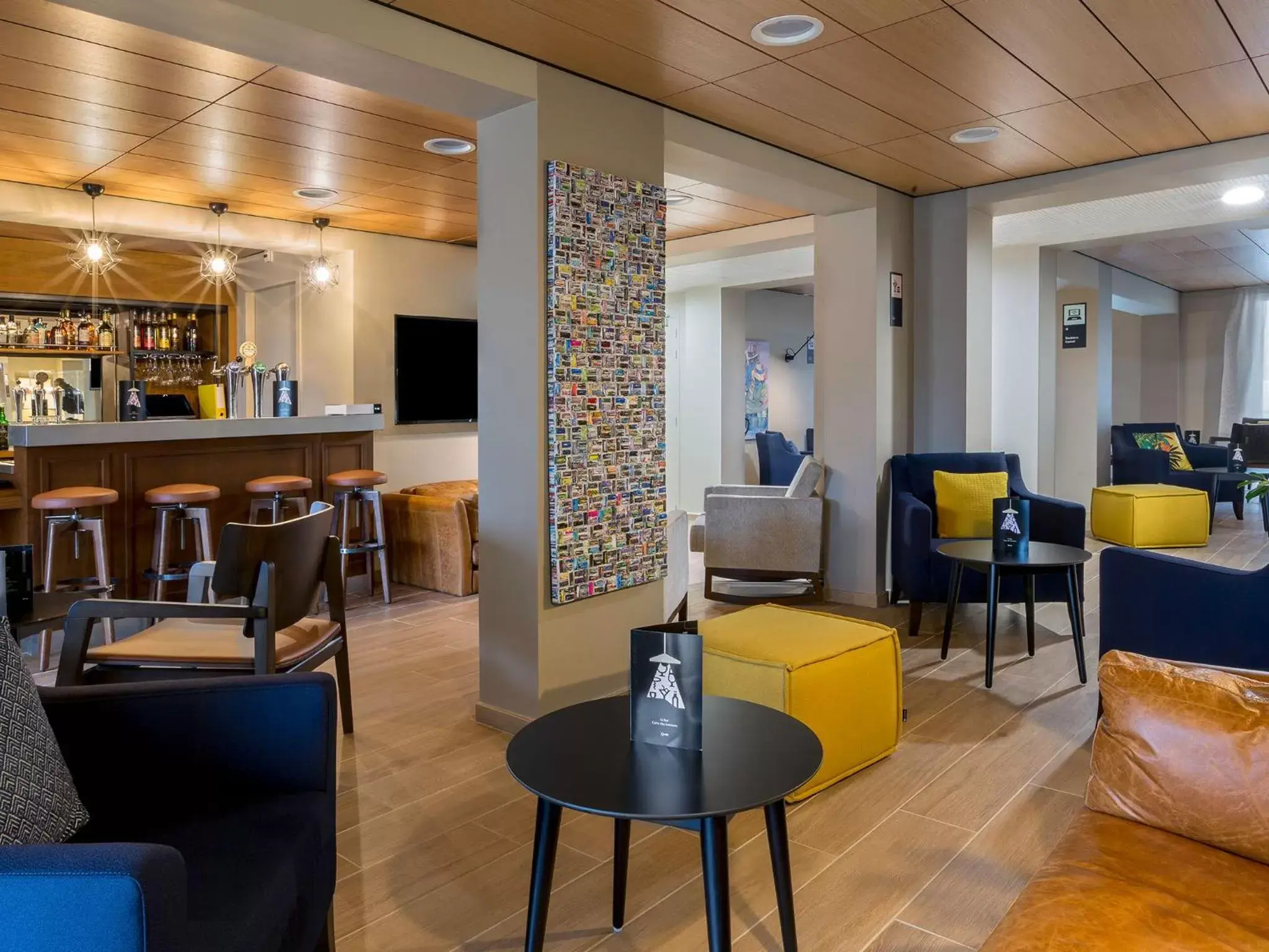 Lounge or bar, Lounge/Bar in BEST WESTERN La Porte des Châteaux