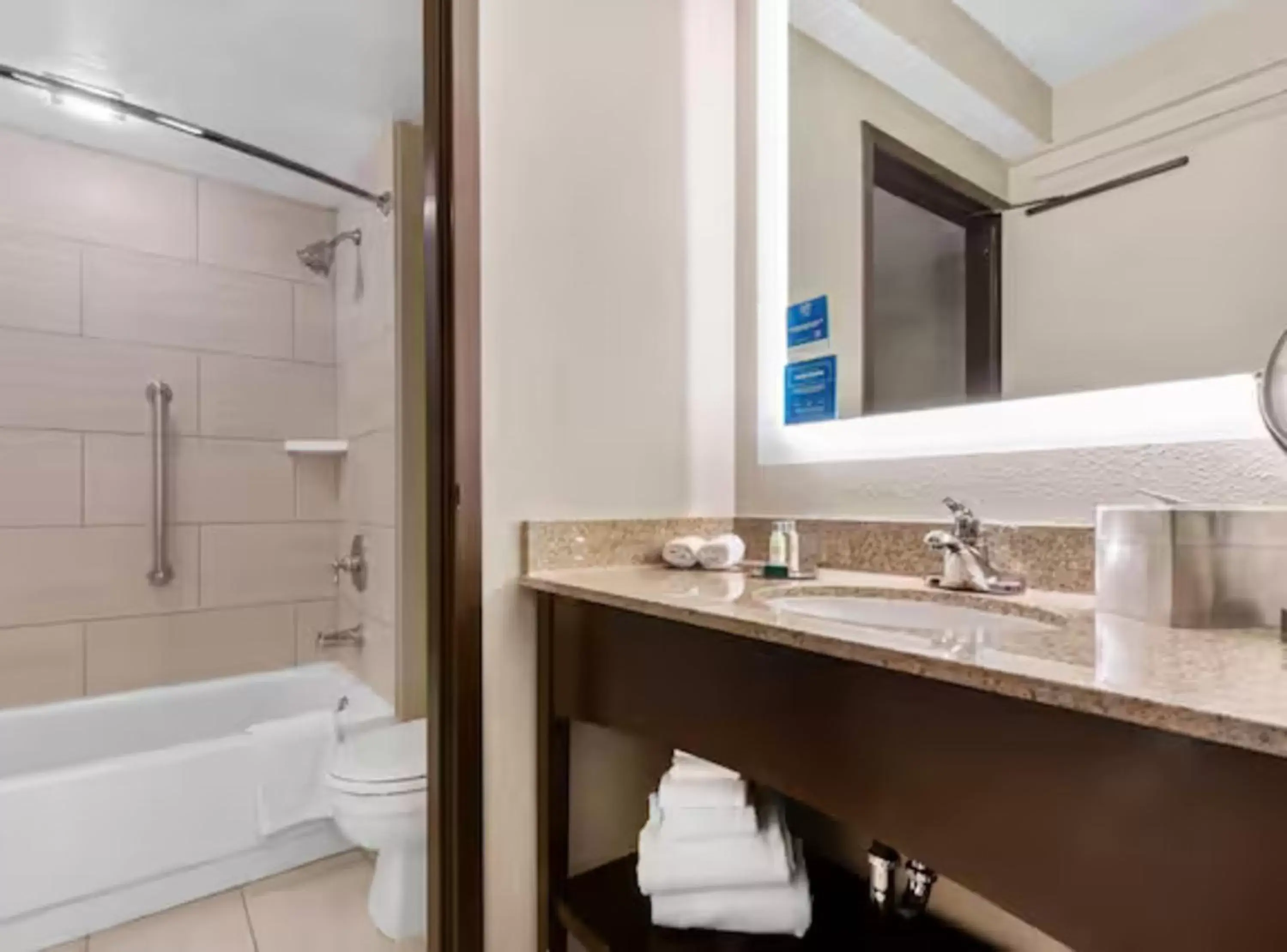 Bathroom in DoubleTree by Hilton Park City - The Yarrow