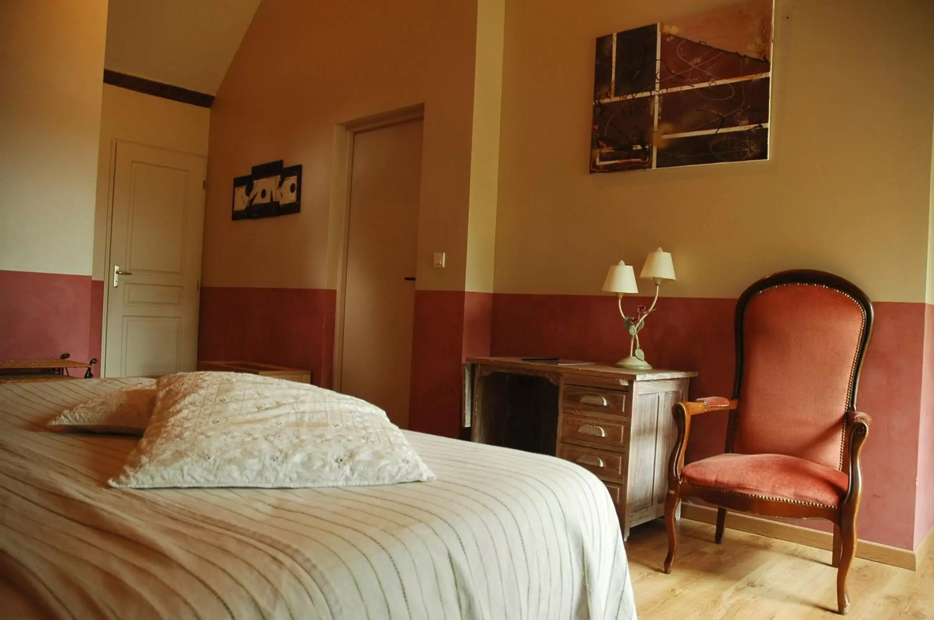Bedroom, Bed in Les Pierres D'aurèle Chambres d'Hôtes