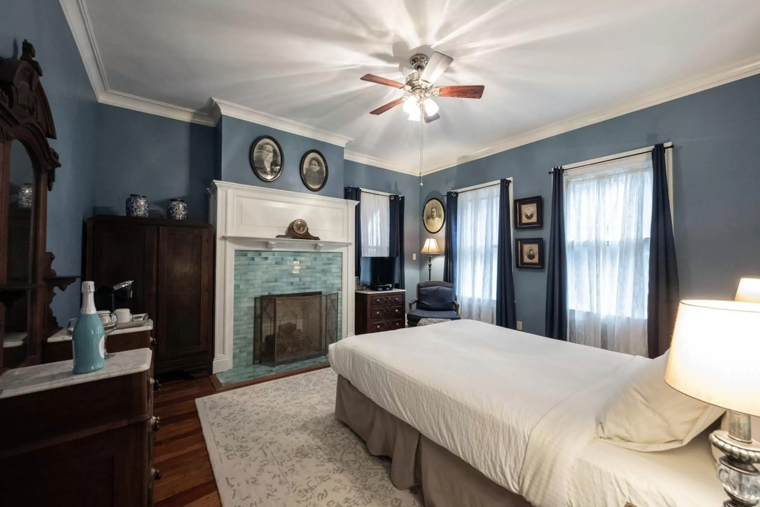 Queen Room - Blue Room in Stone Soup Inn Queen Room - Blue Room in Stone Soup Inn