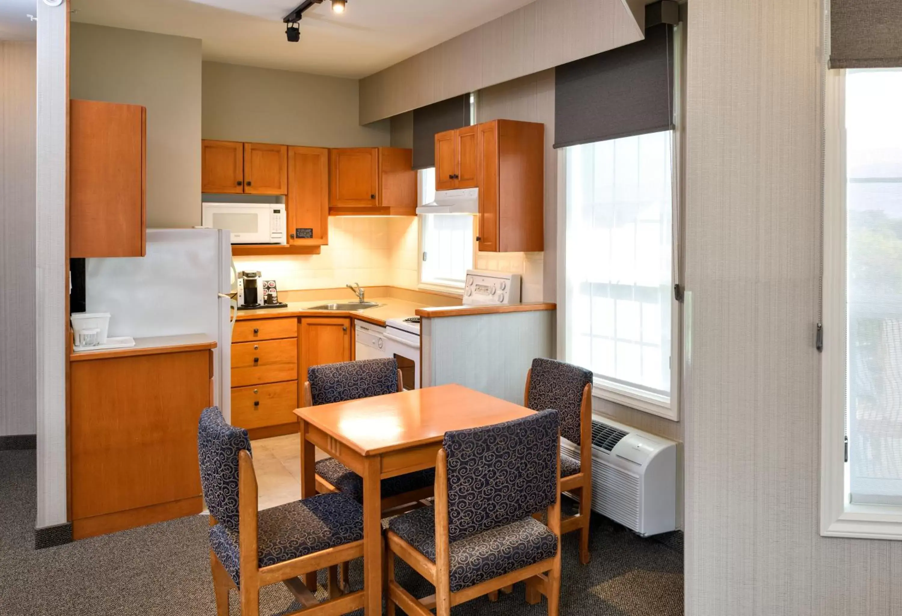 Kitchen or kitchenette, Kitchen/Kitchenette in Ramada by Wyndham Penticton Hotel & Suites