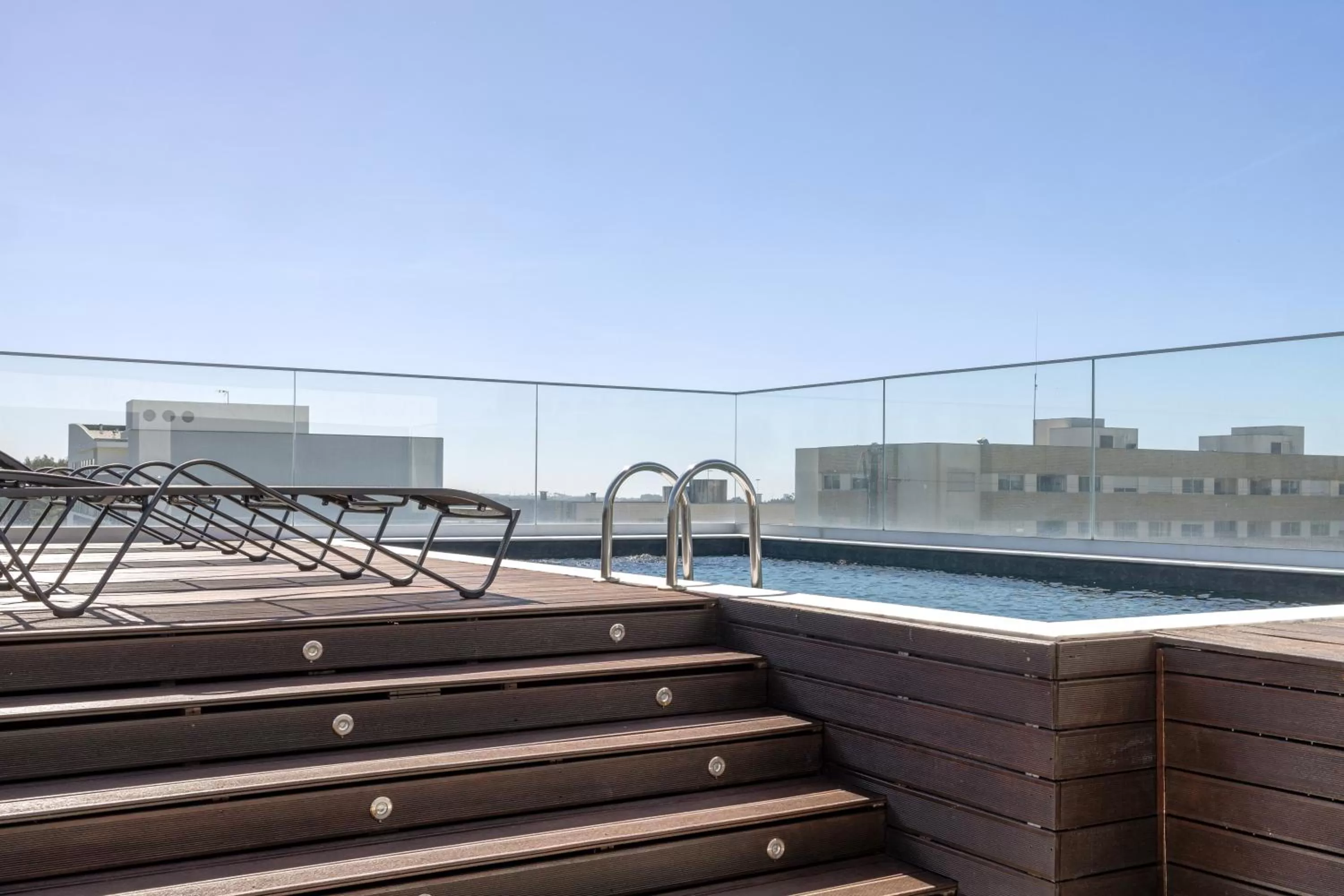 Swimming pool in Oporto Airport & Business Hotel