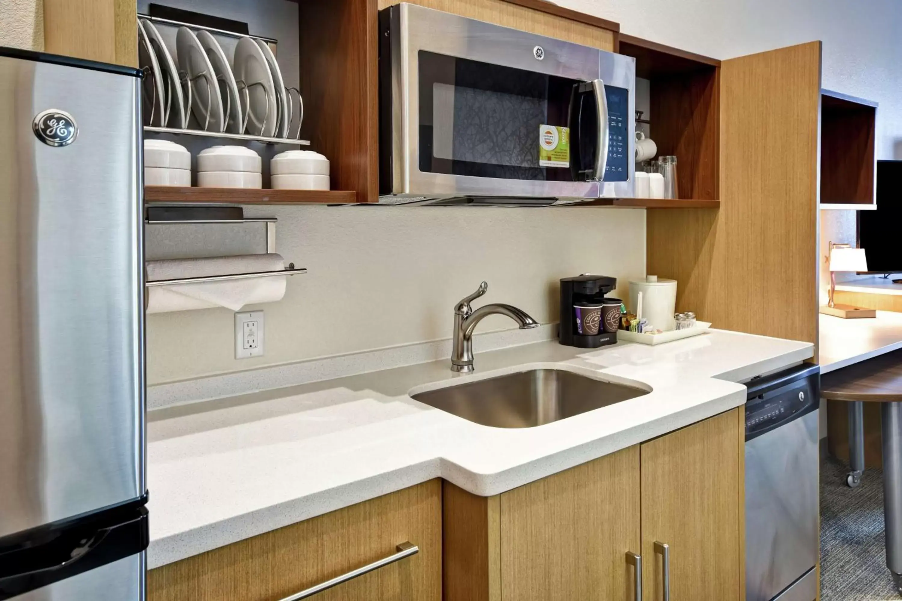 Kitchen or kitchenette, Kitchen/Kitchenette in Home2 Suites By Hilton Oklahoma City Airport