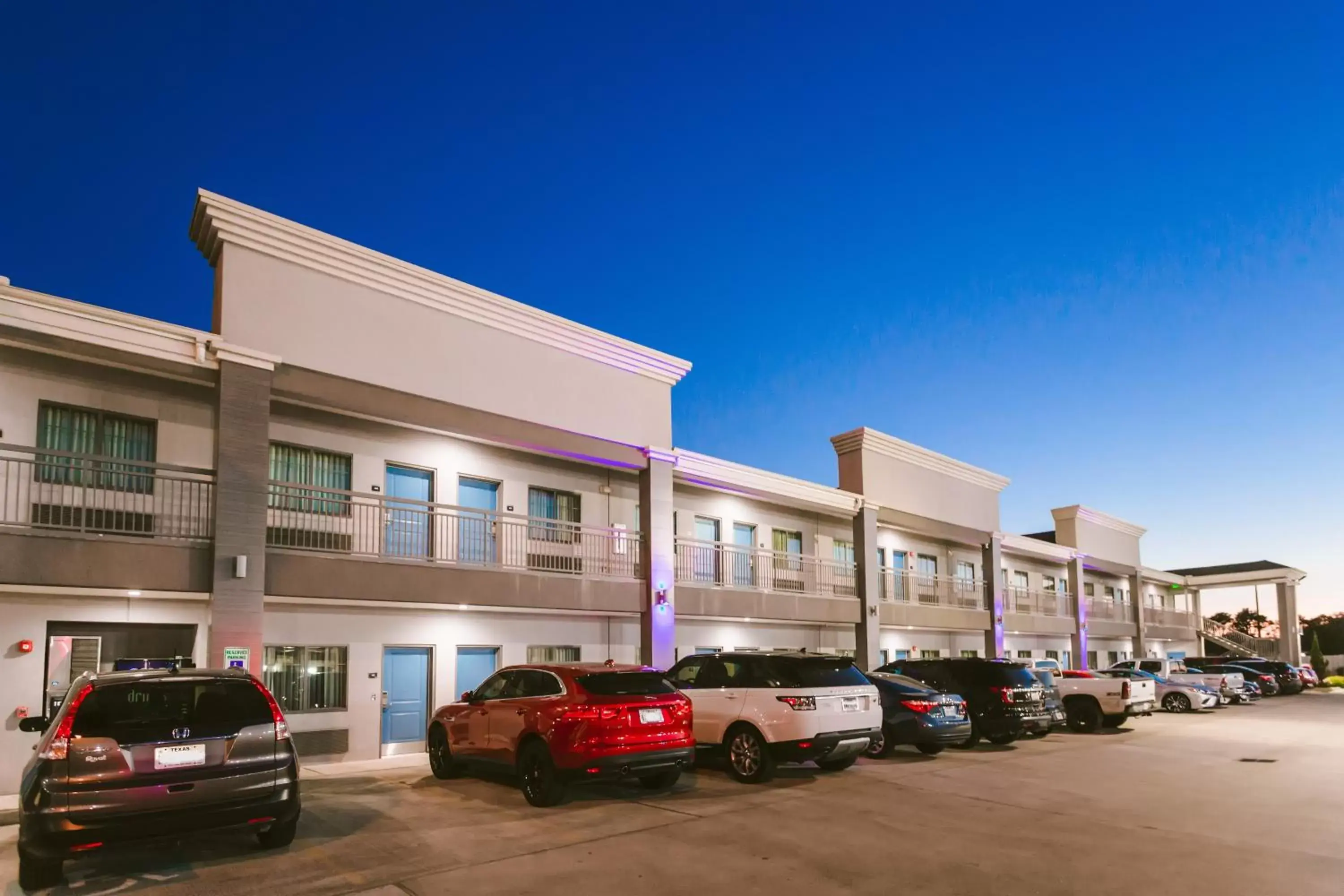 Property building in Express Inn - Spring Property building in Express Inn - Spring