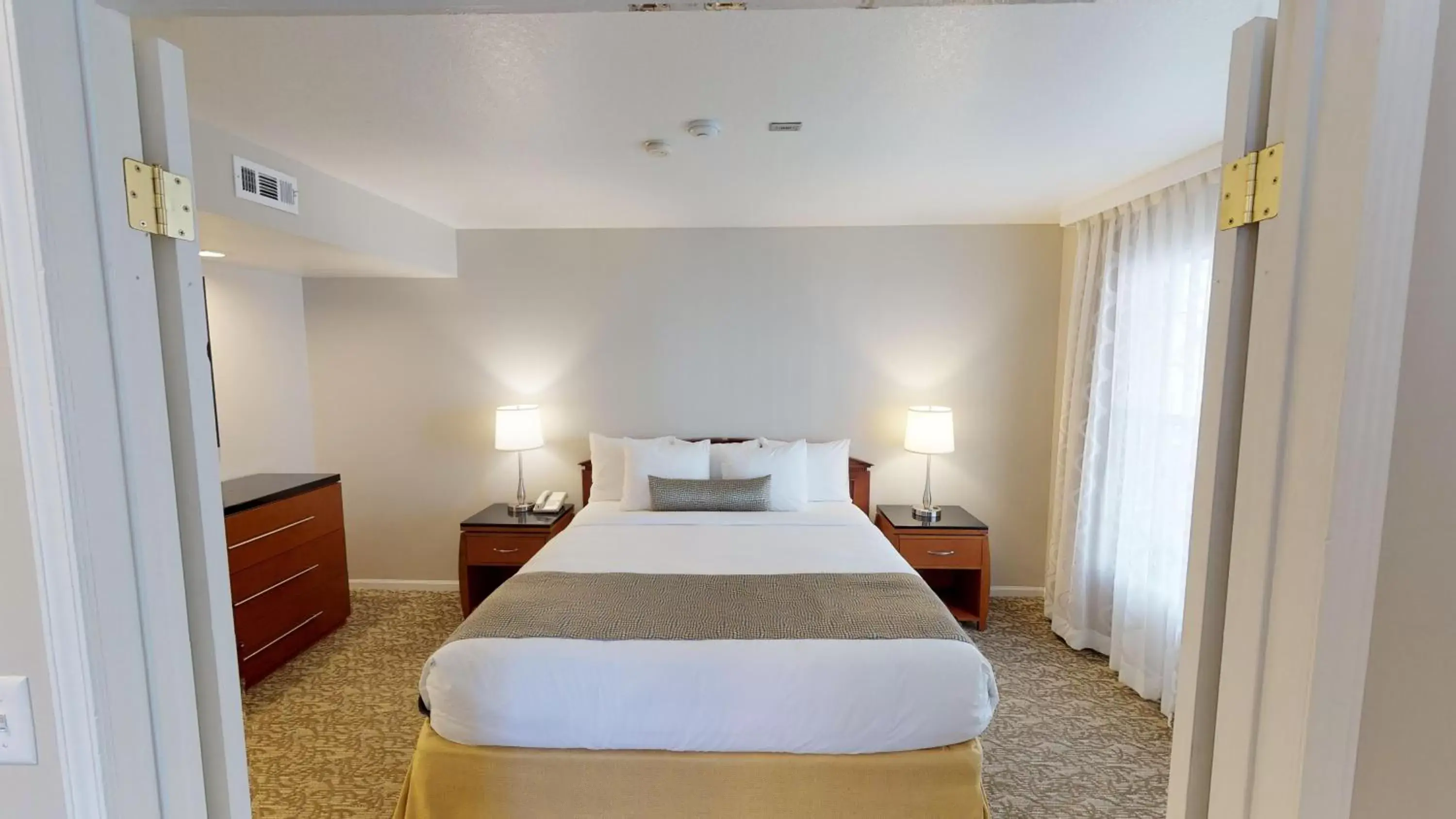 Bed in Chase Suite Hotel Newark Fremont Bed in Chase Suite Hotel Newark Fremont