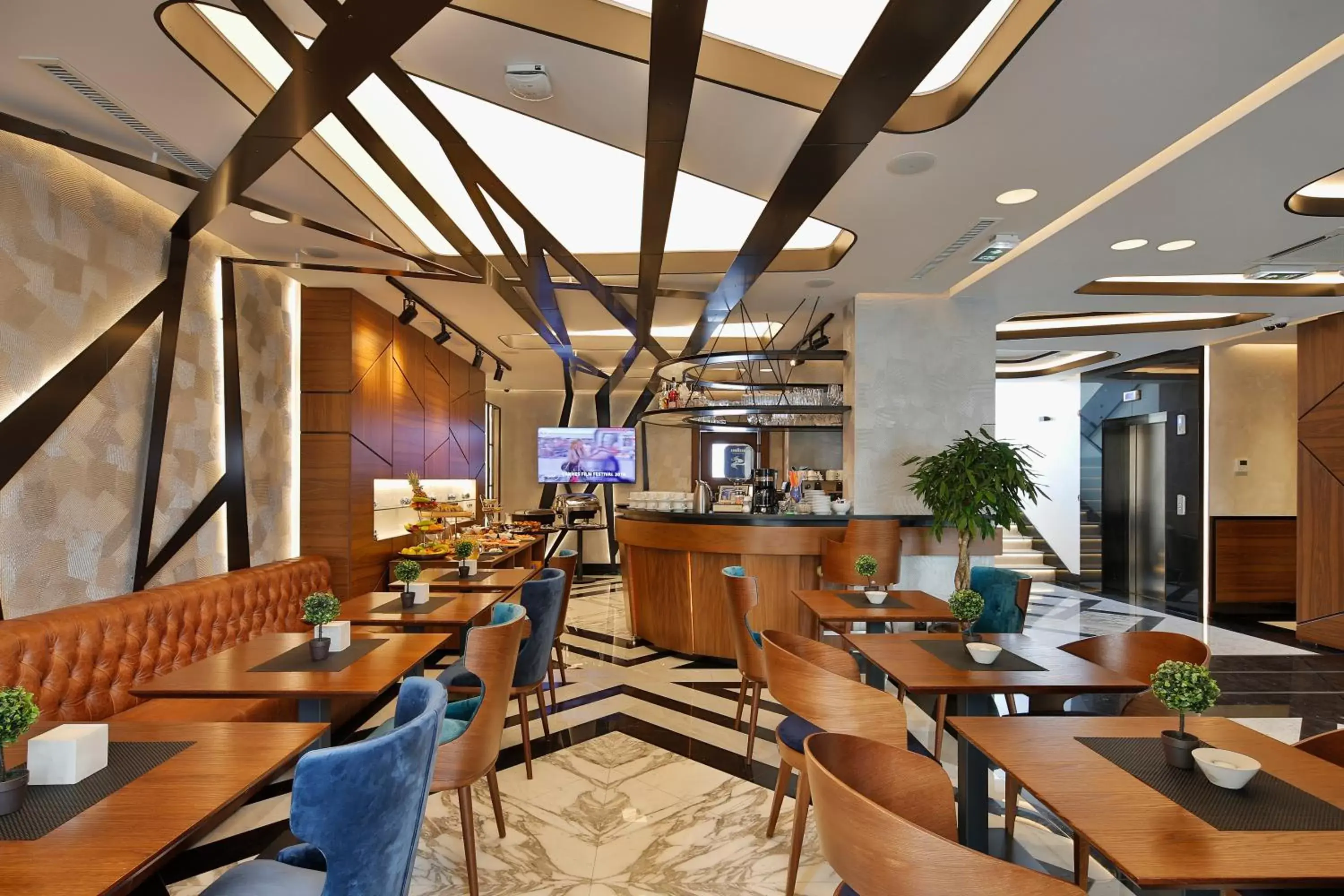 Lounge or bar, Restaurant/Places to Eat in Sky Hotel