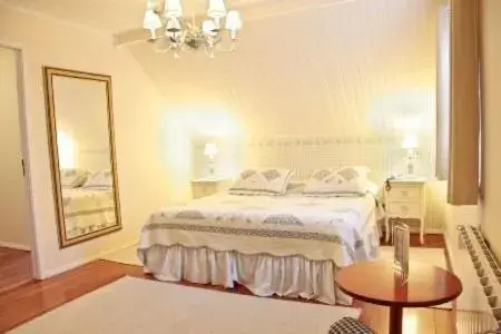 Photo of the whole room, Bed in Pousada Portal das Cerejeiras
