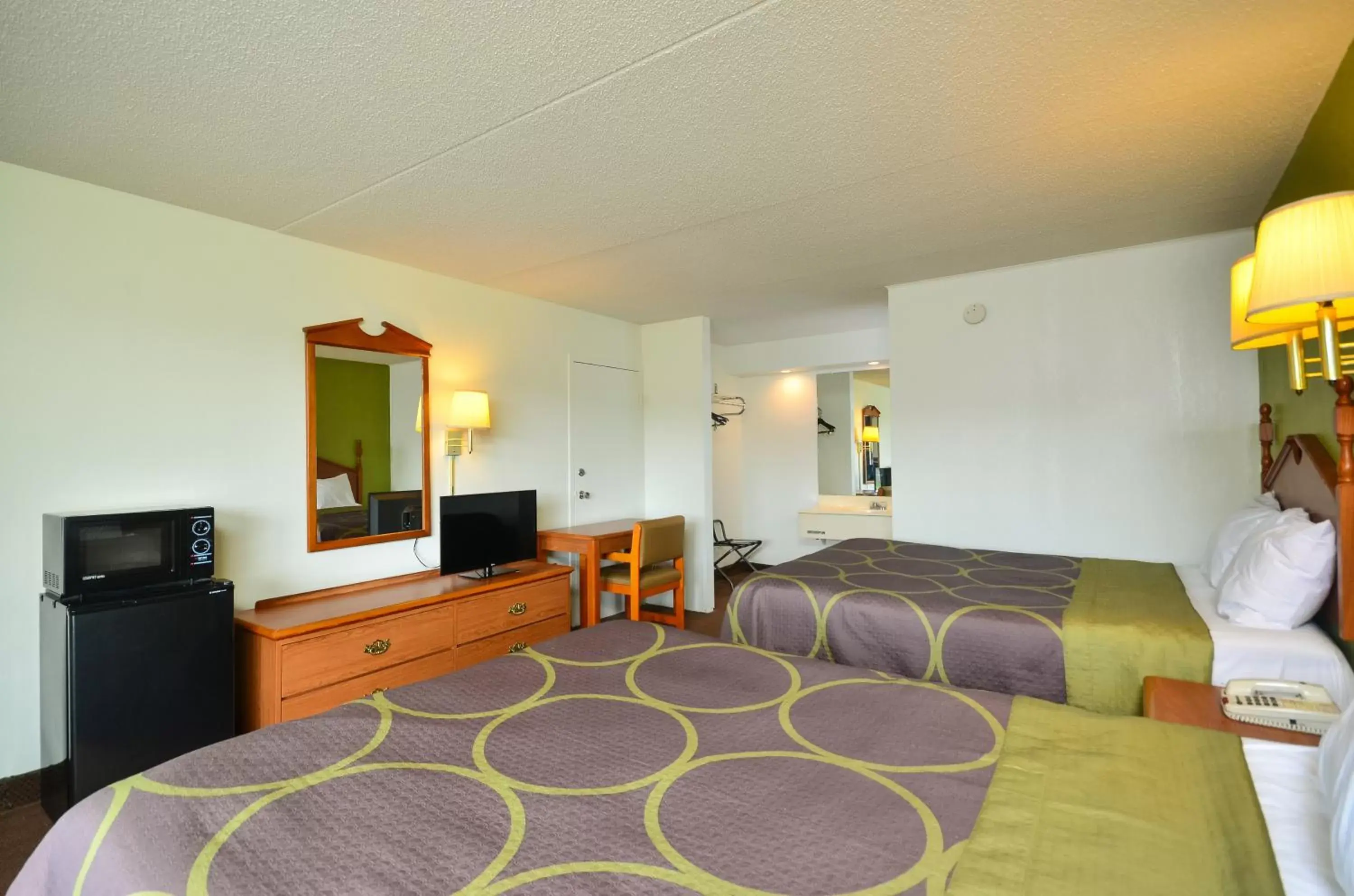 Bedroom, TV/Entertainment Center in Motel 6-Pulaski, TN