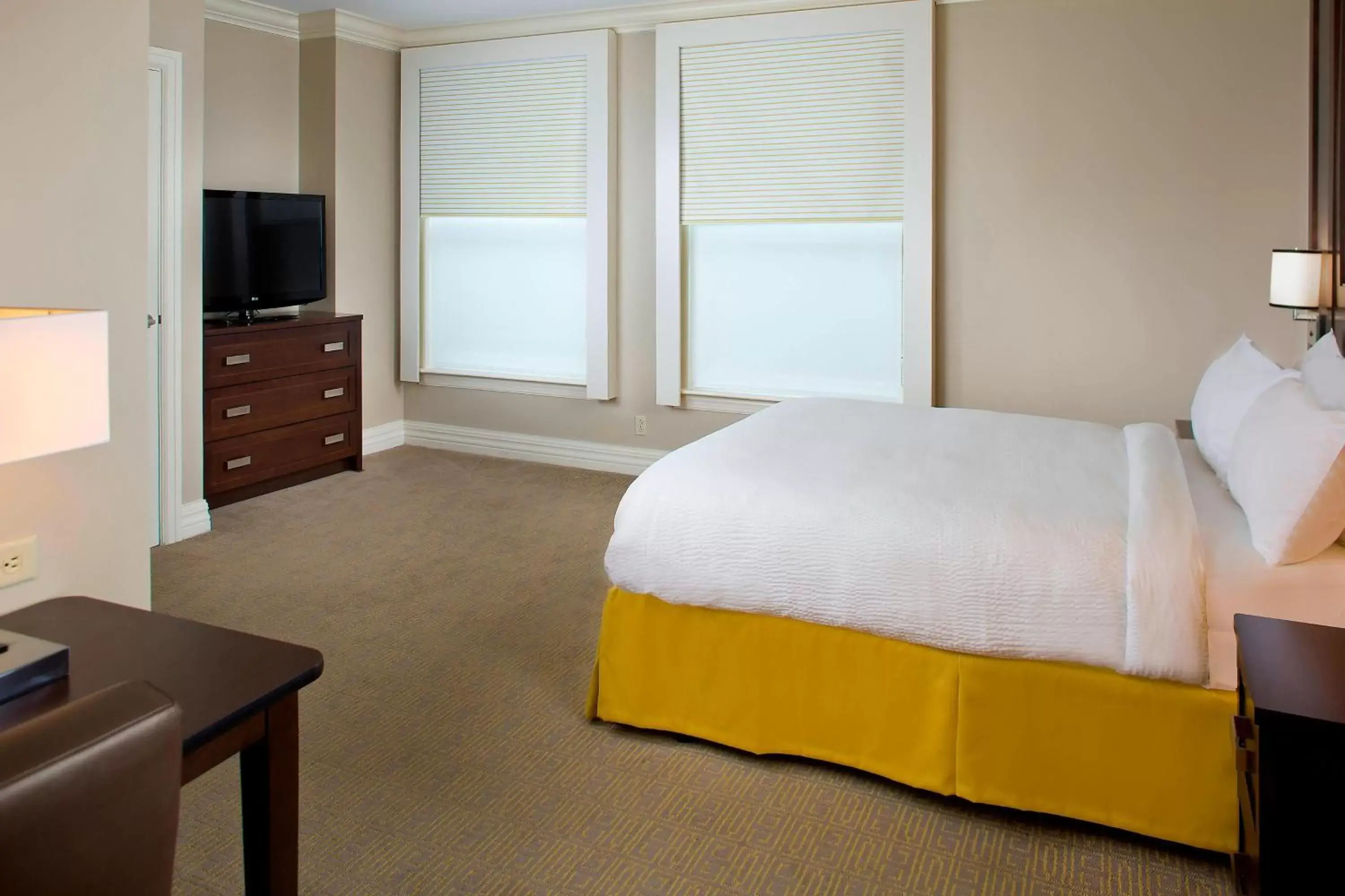 Photo of the whole room, Bed in Courtyard by Marriott New Orleans French Quarter/Iberville