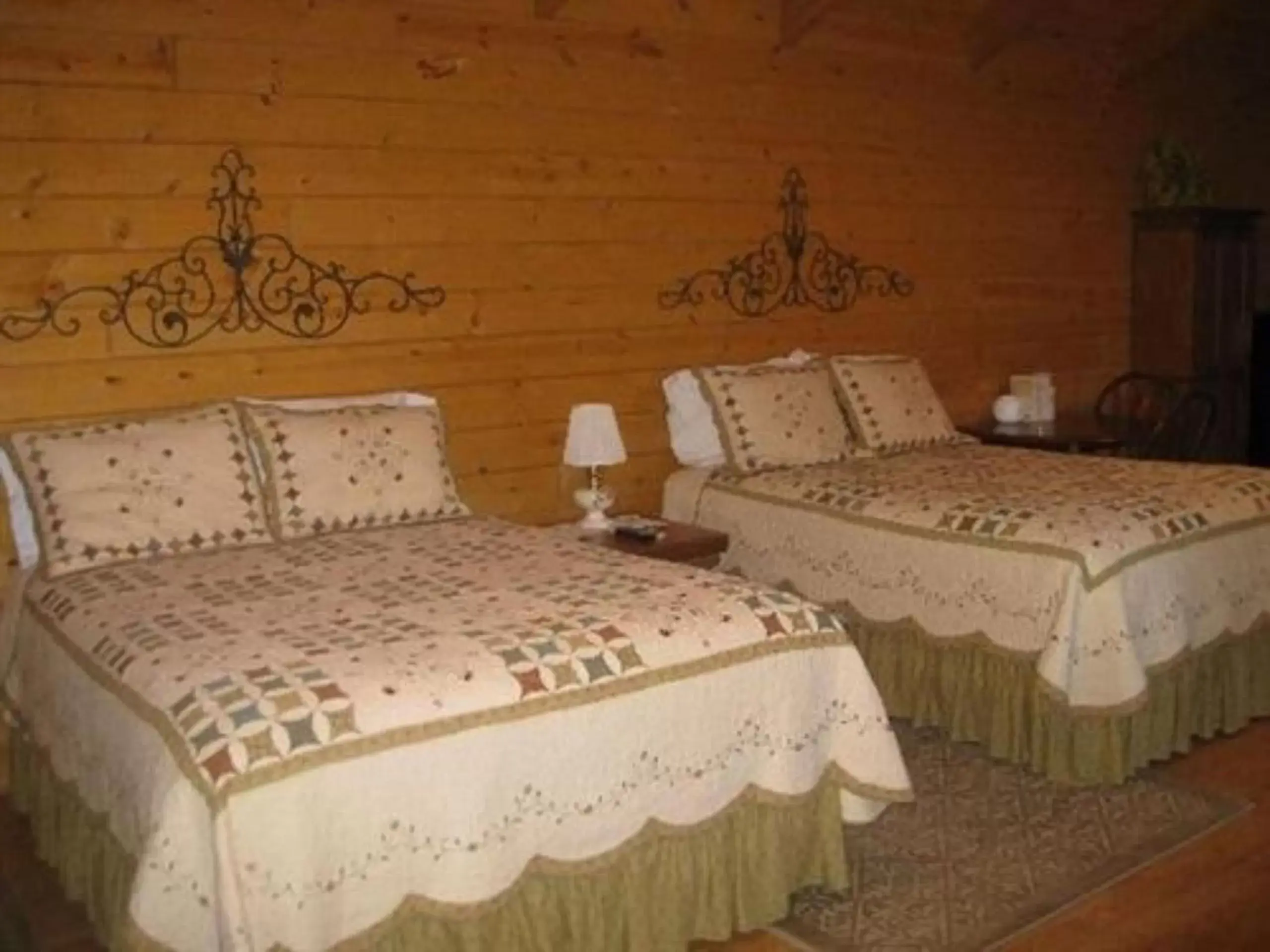 Bedroom, Bed in Pine Tree Inn