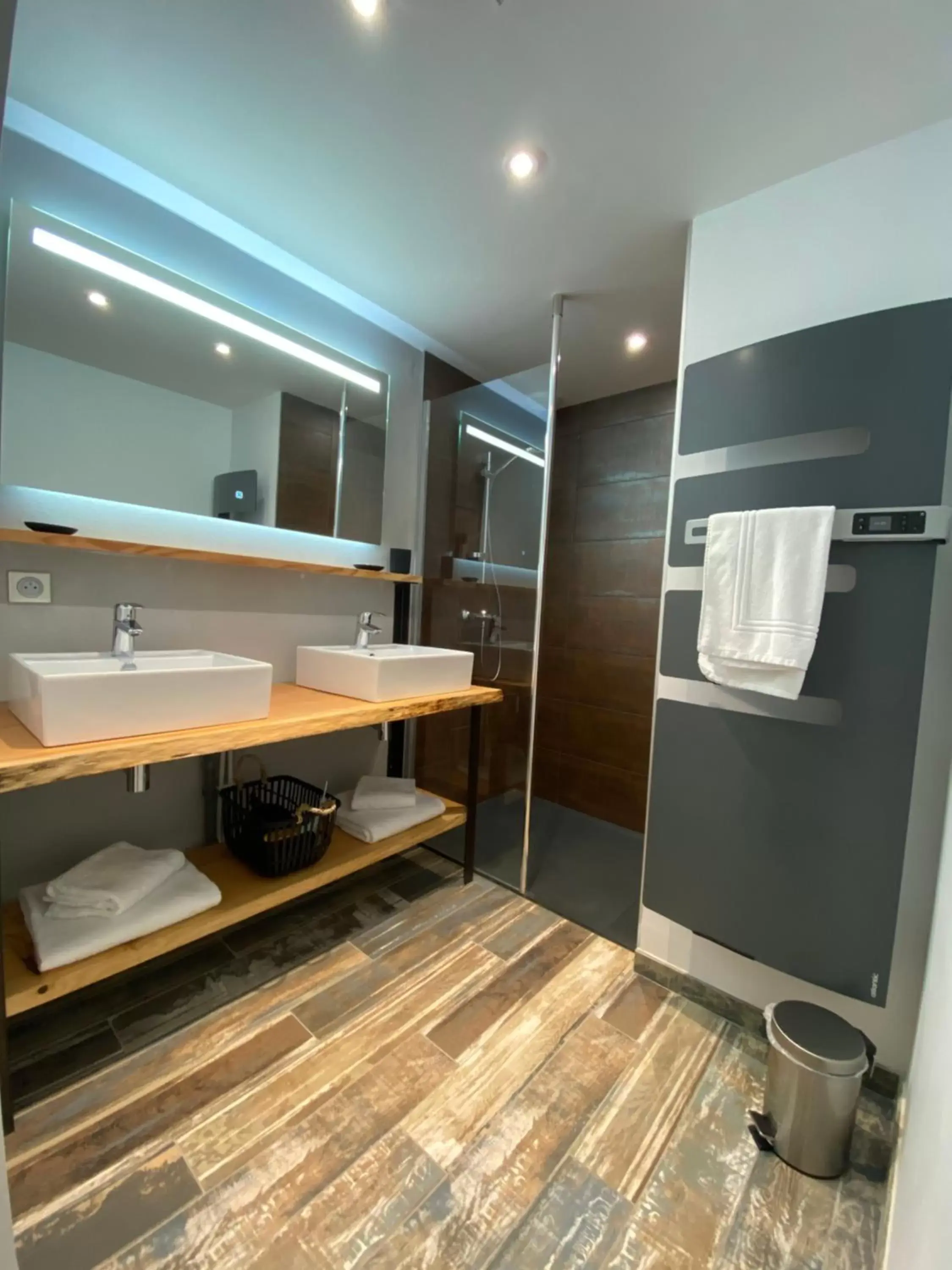 Shower, Bathroom in LES 12 DE LARROS