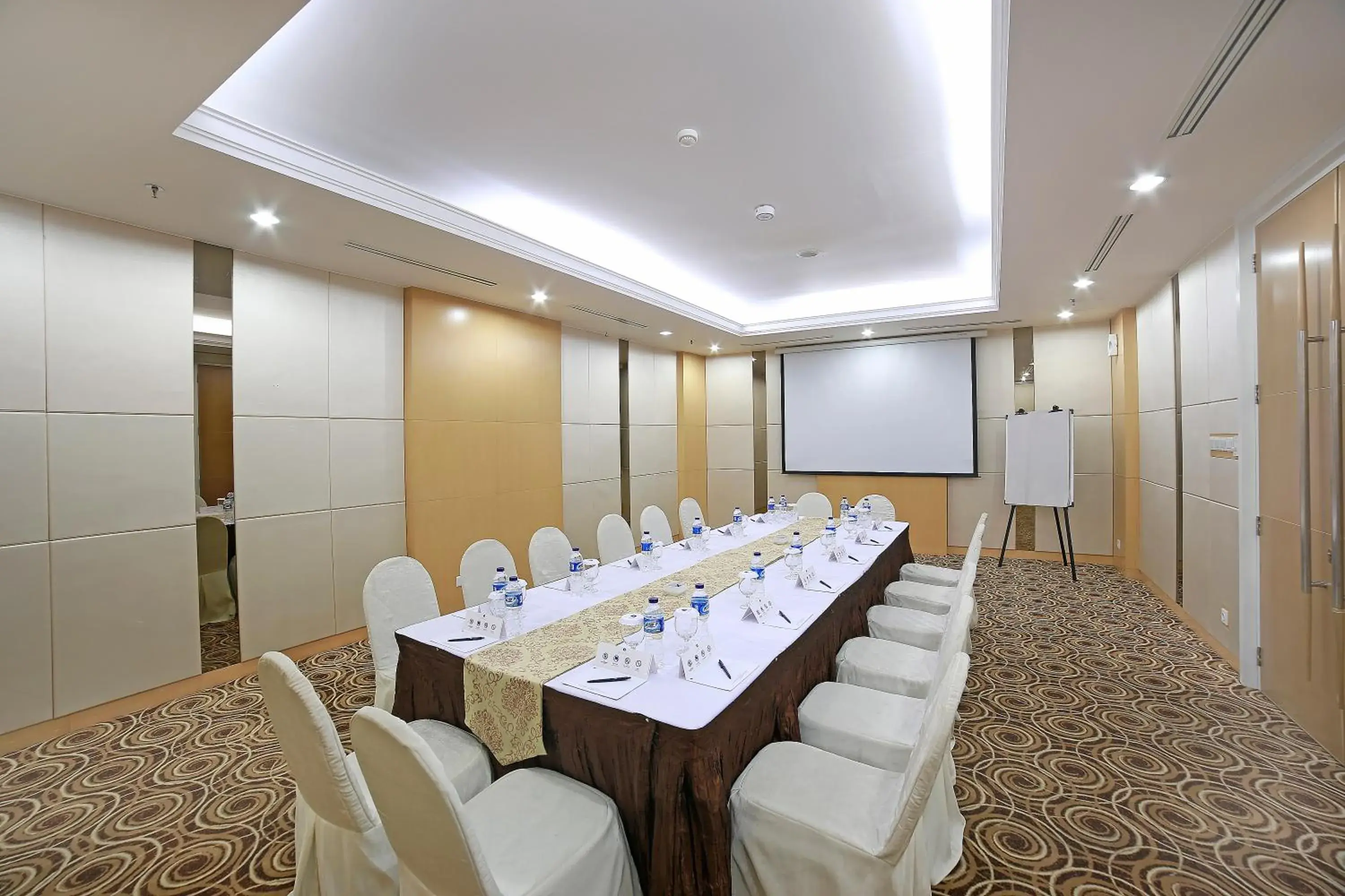 Meeting/conference room in All Sedayu Hotel Kelapa Gading