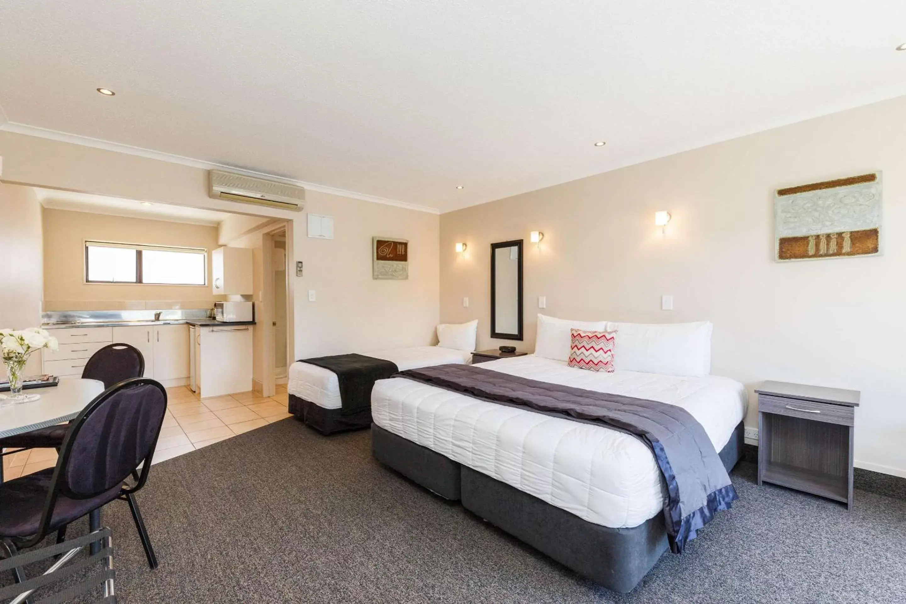 Photo of the whole room in Comfort Inn Kauri Court