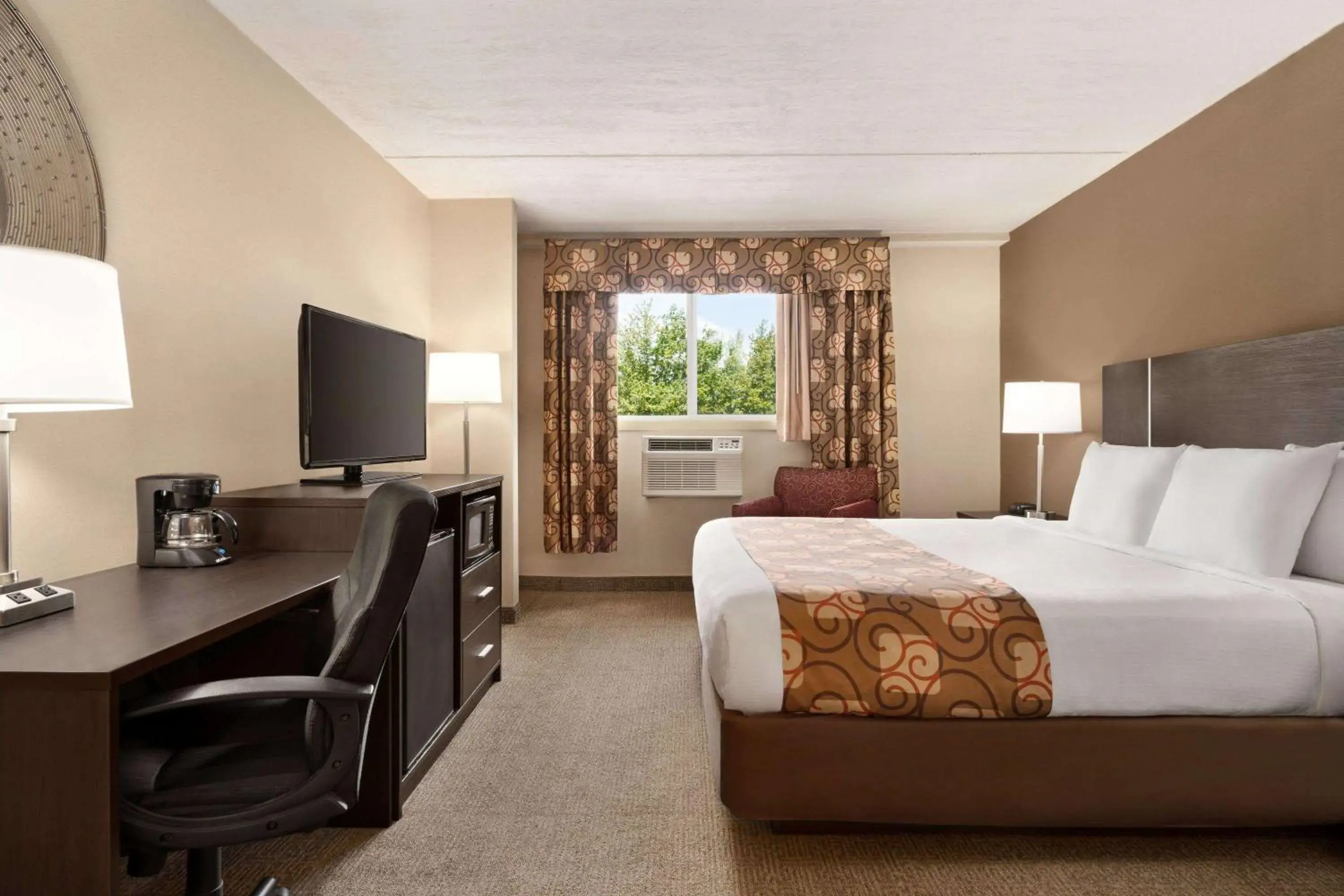 Photo of the whole room, Bed in Days Inn by Wyndham Airport/Maine Mall