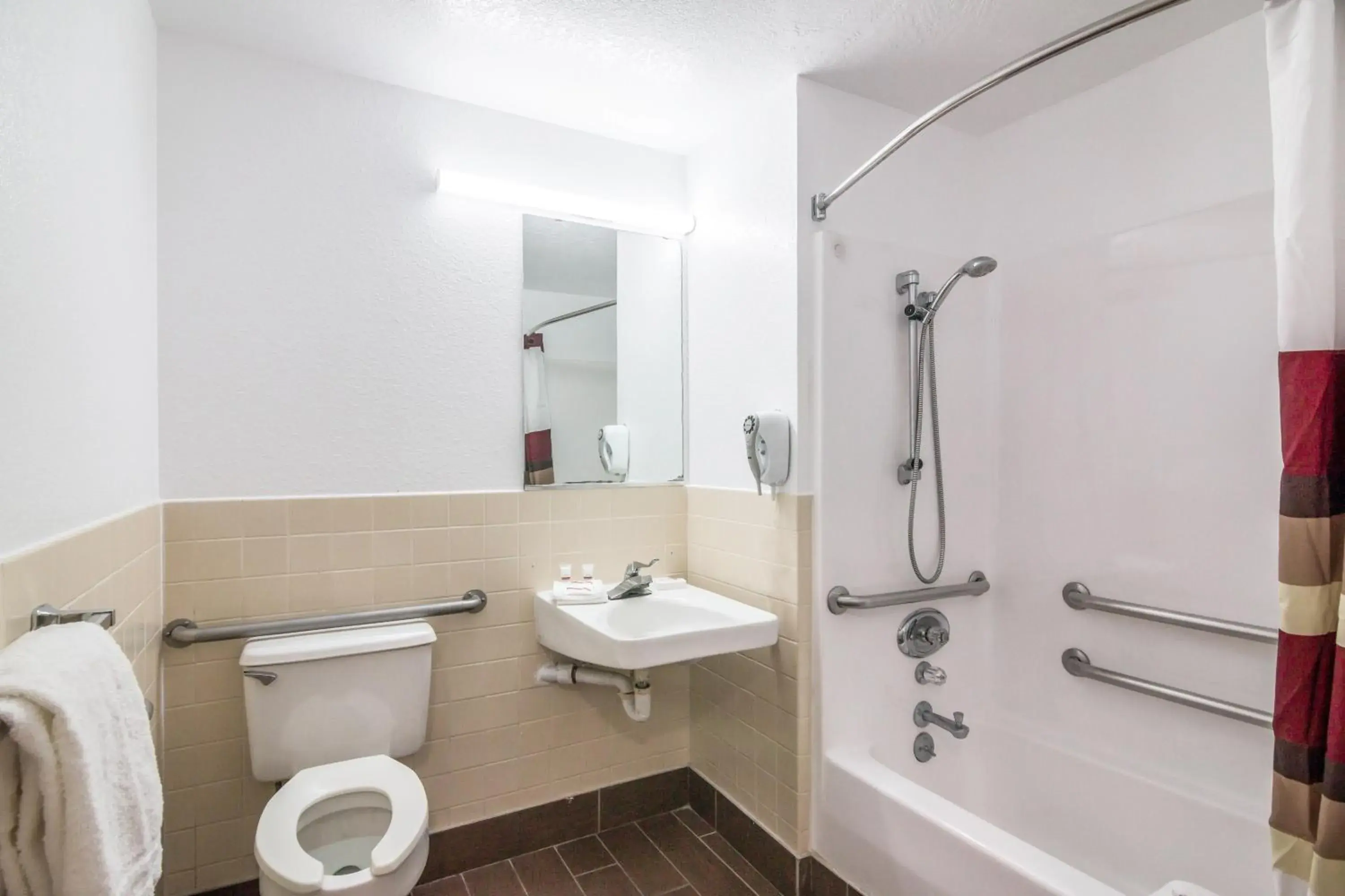 Bathroom in Red Roof Inn Palmdale - Lancaster