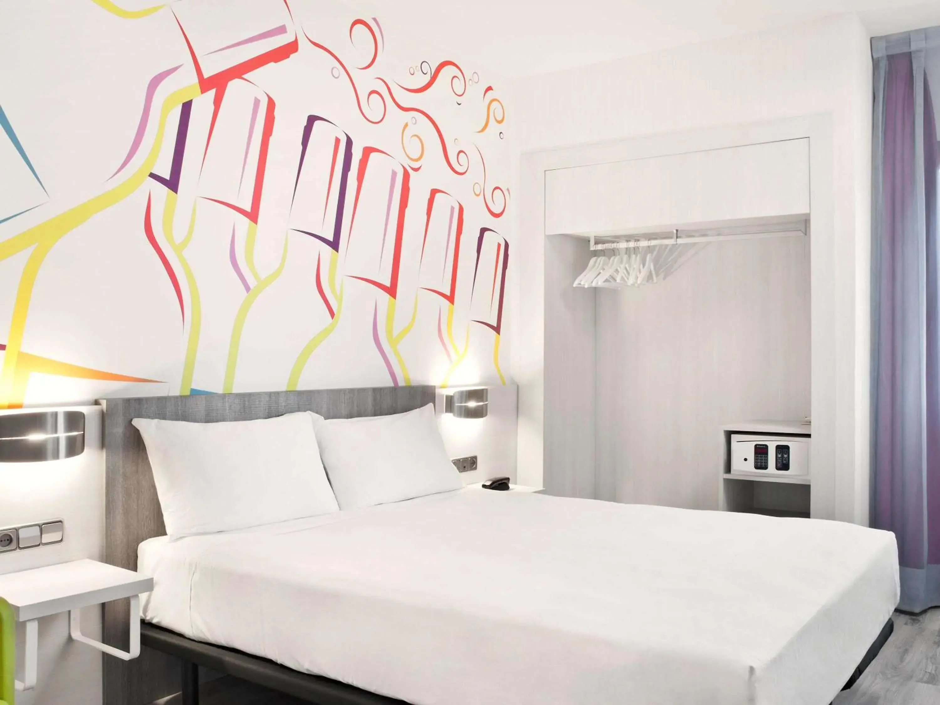 Photo of the whole room, Bed in Ibis Styles Madrid Prado