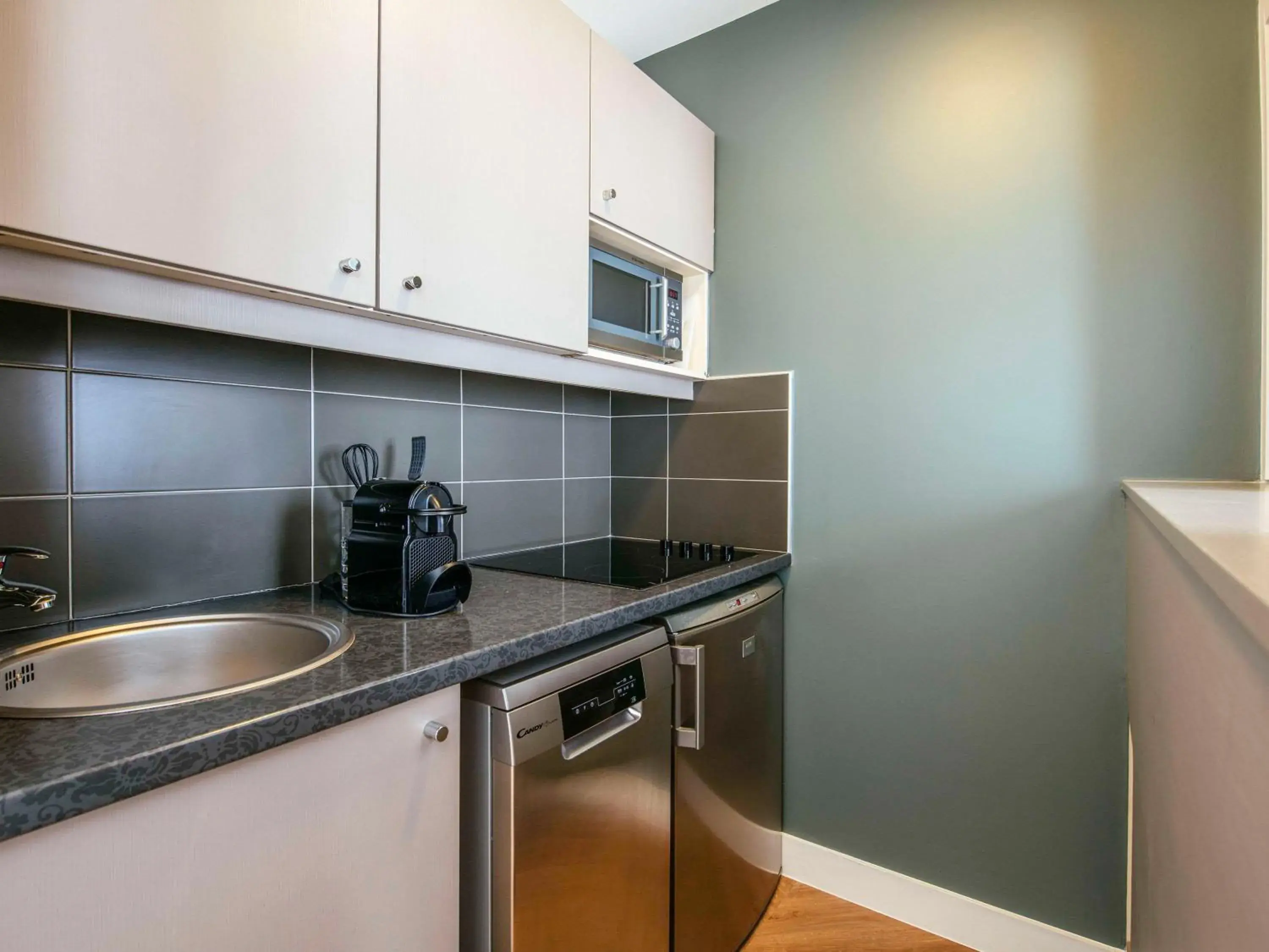 Bathroom, Kitchen/Kitchenette in Adagio Paris Buttes Chaumont Aparthotel