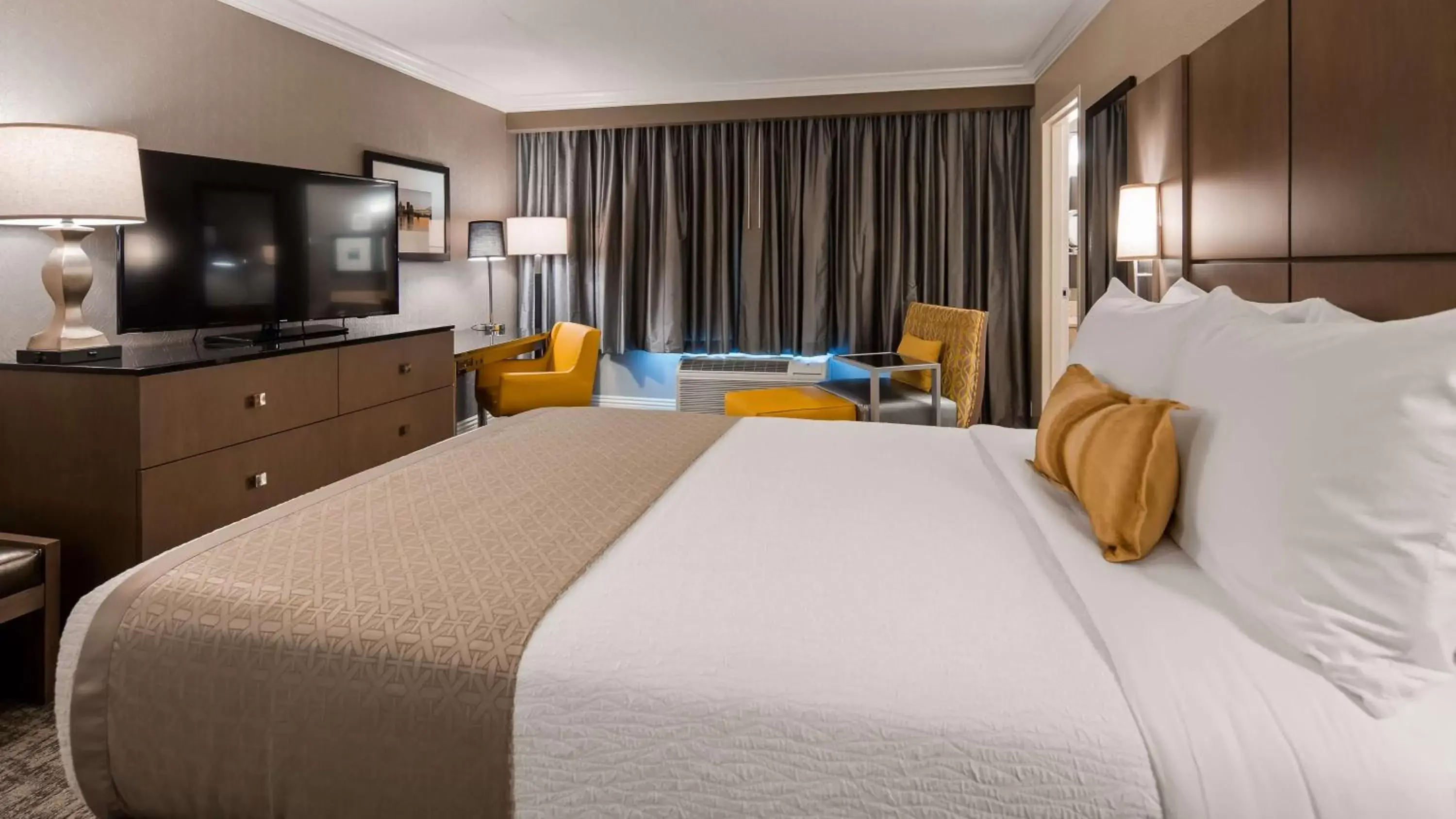 TV and multimedia, Bed in Best Western Premier Airport/Expo Center Hotel