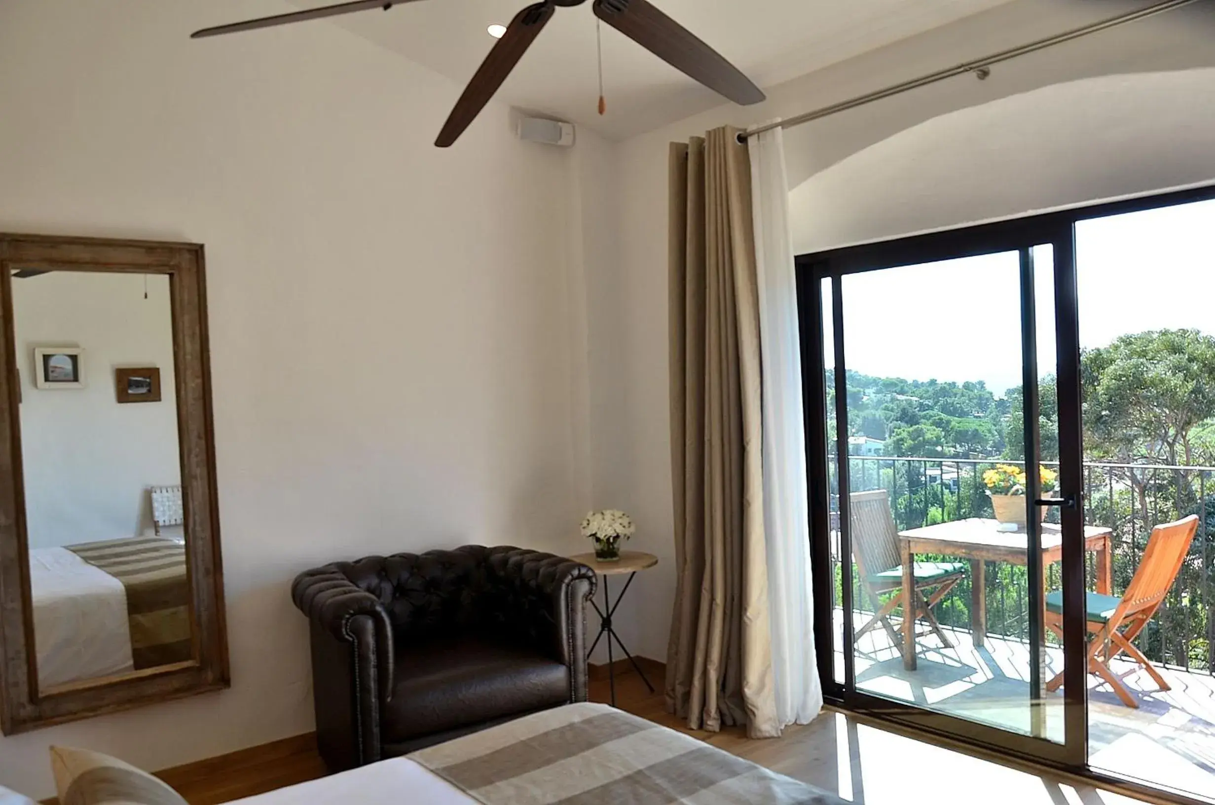 Photo of the whole room, Seating Area in Hotel Galena Mas Comangau