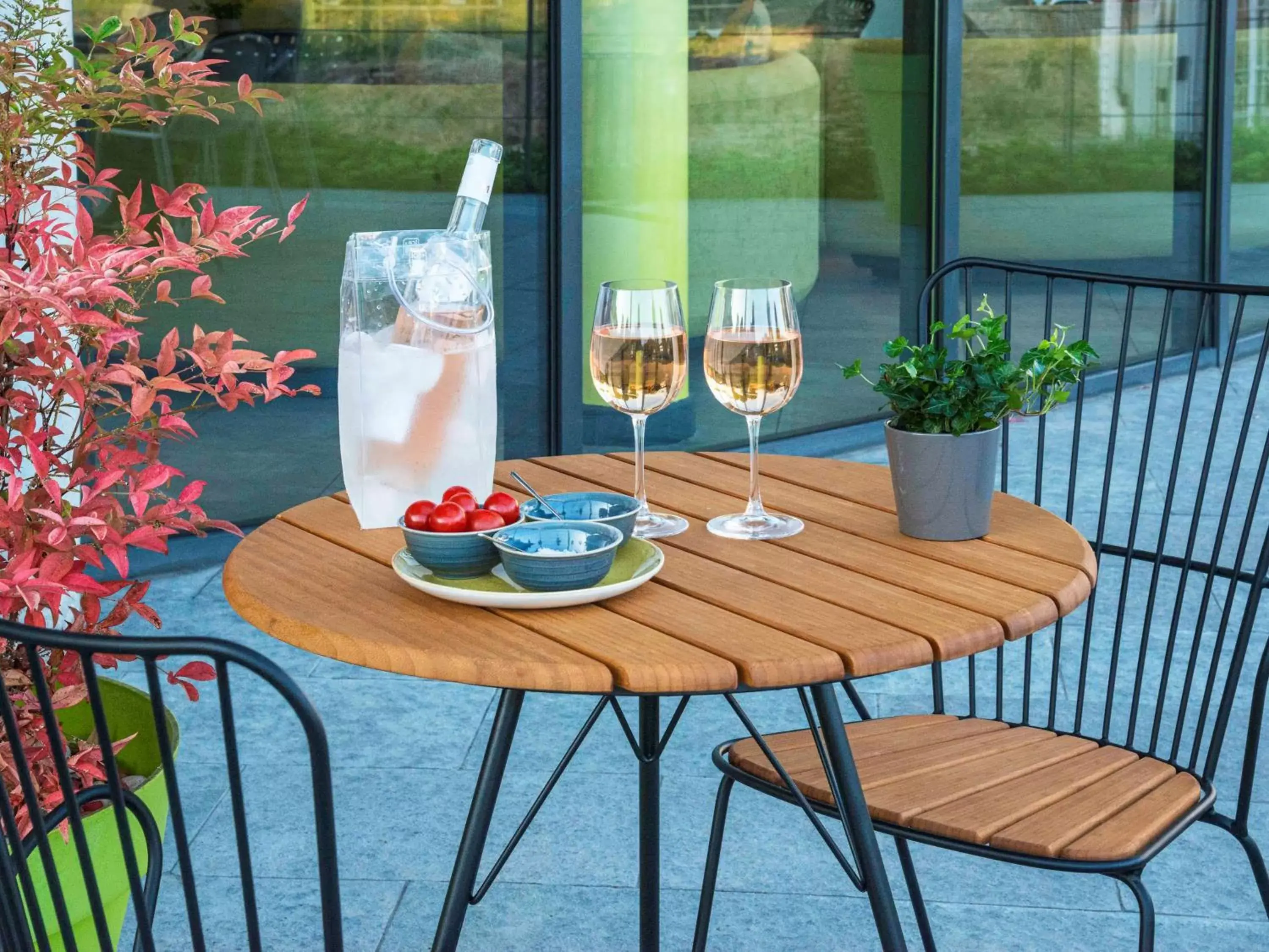 Lounge or bar in ibis Styles Pertuis Portes du Luberon