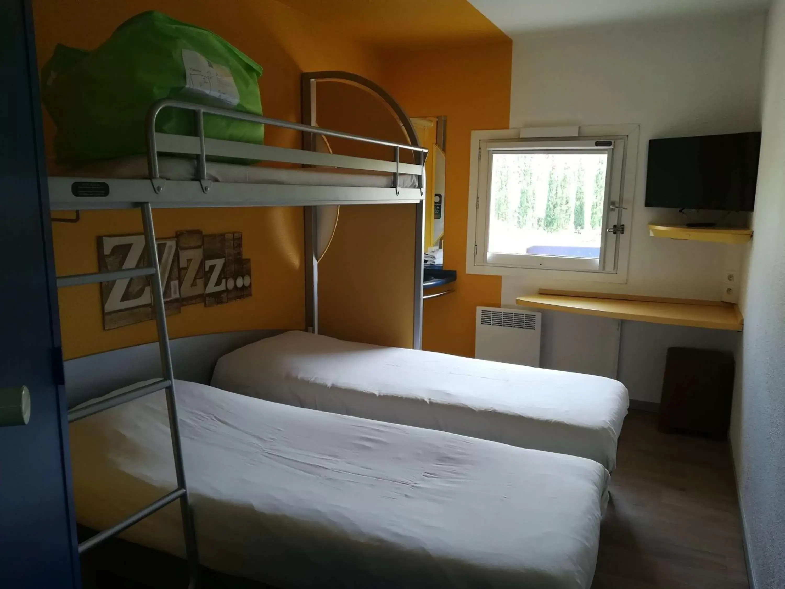 Photo of the whole room, Bunk Bed in ibis budget Nimes Caissargues