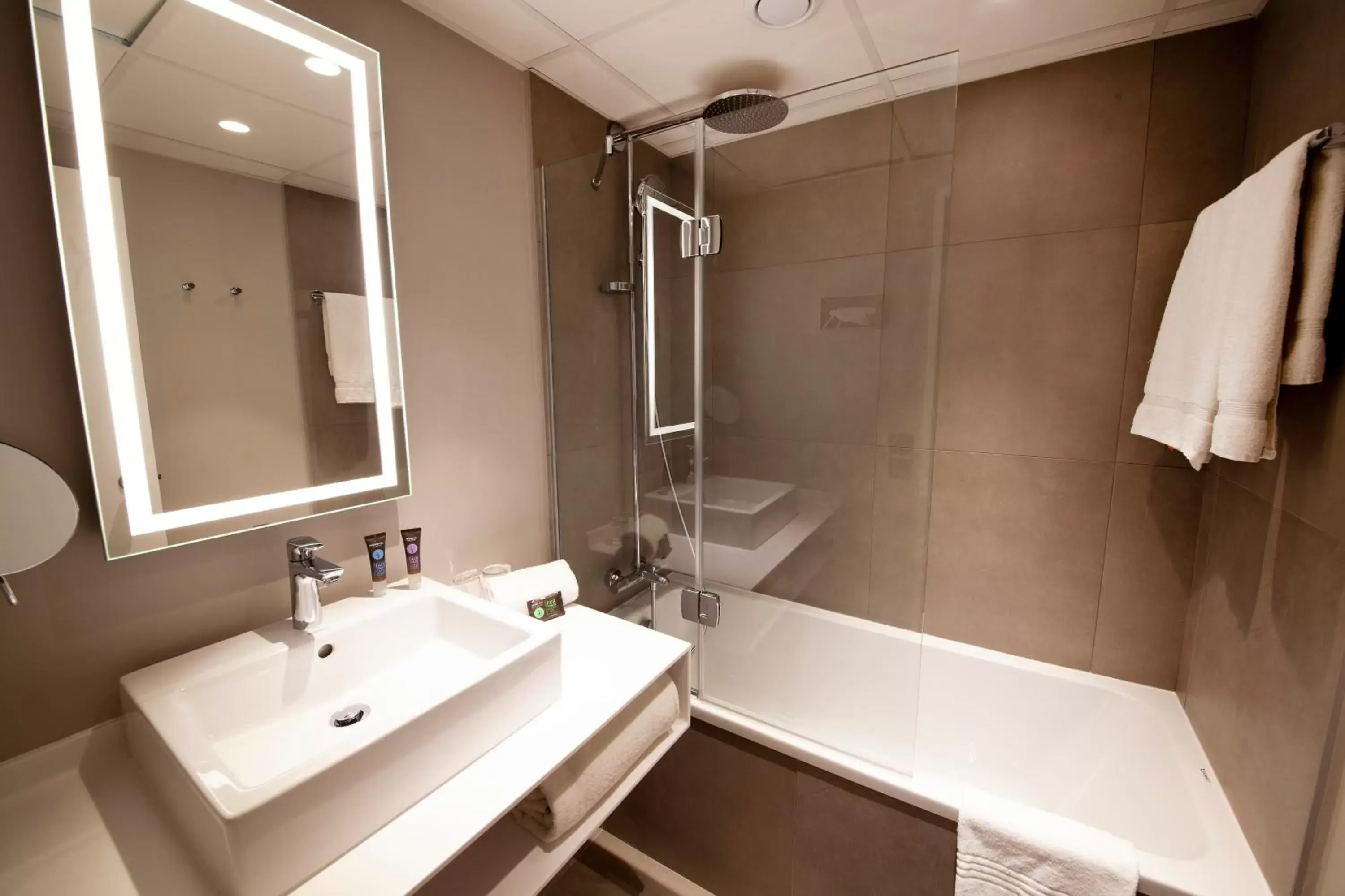 Bathroom in Novotel Clermont-Ferrand