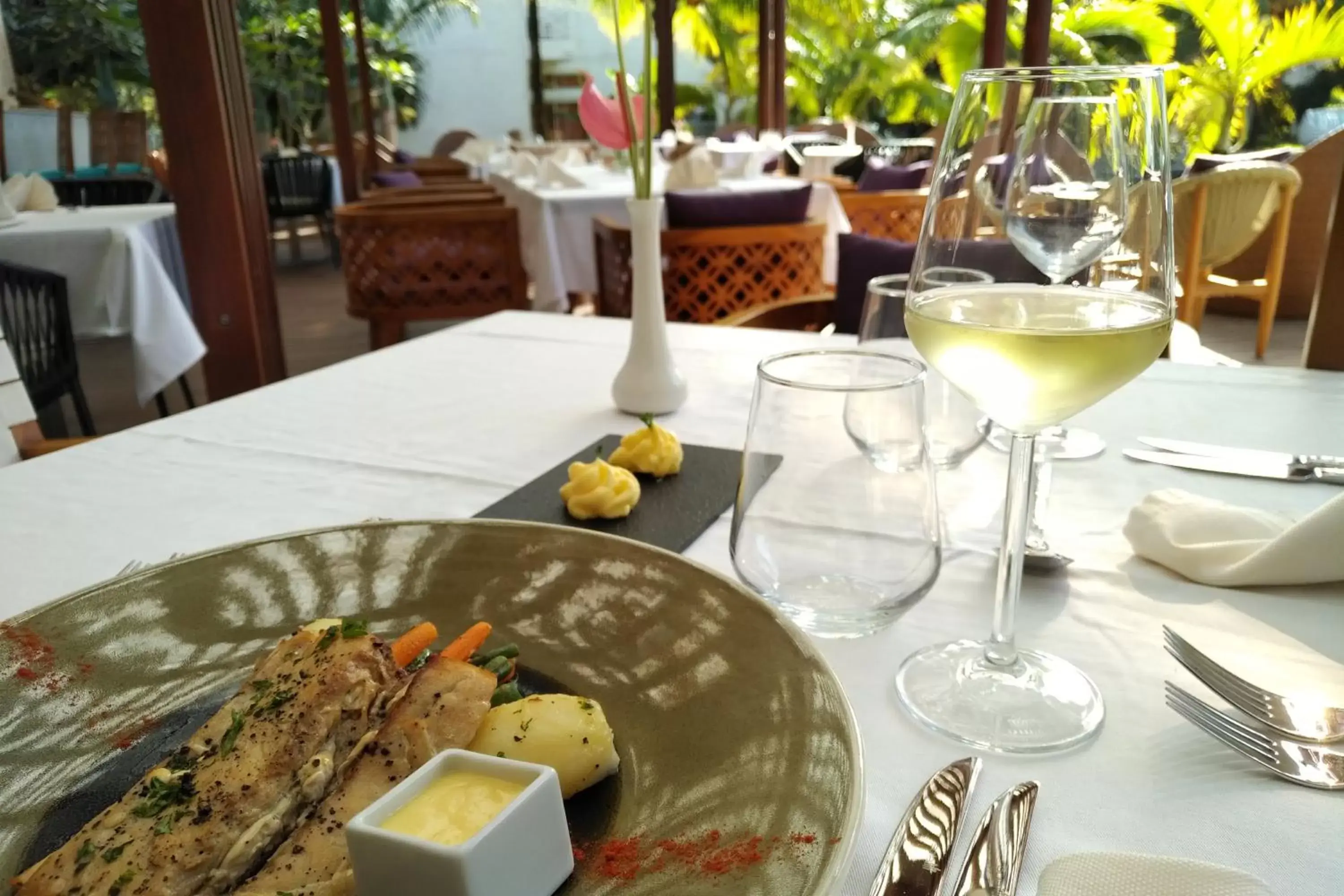 Restaurant/Places to Eat in Ocean Villas Hotel