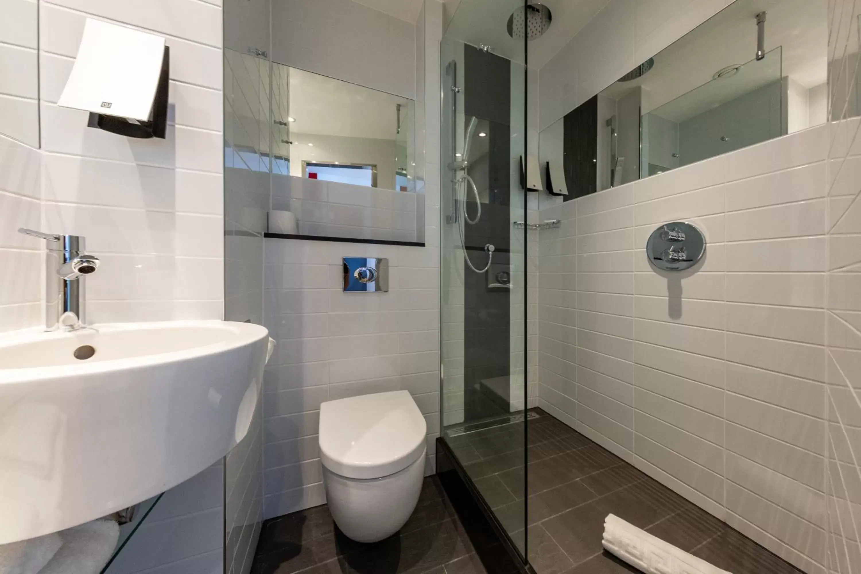 Bathroom in Sleeperz Hotel Dundee