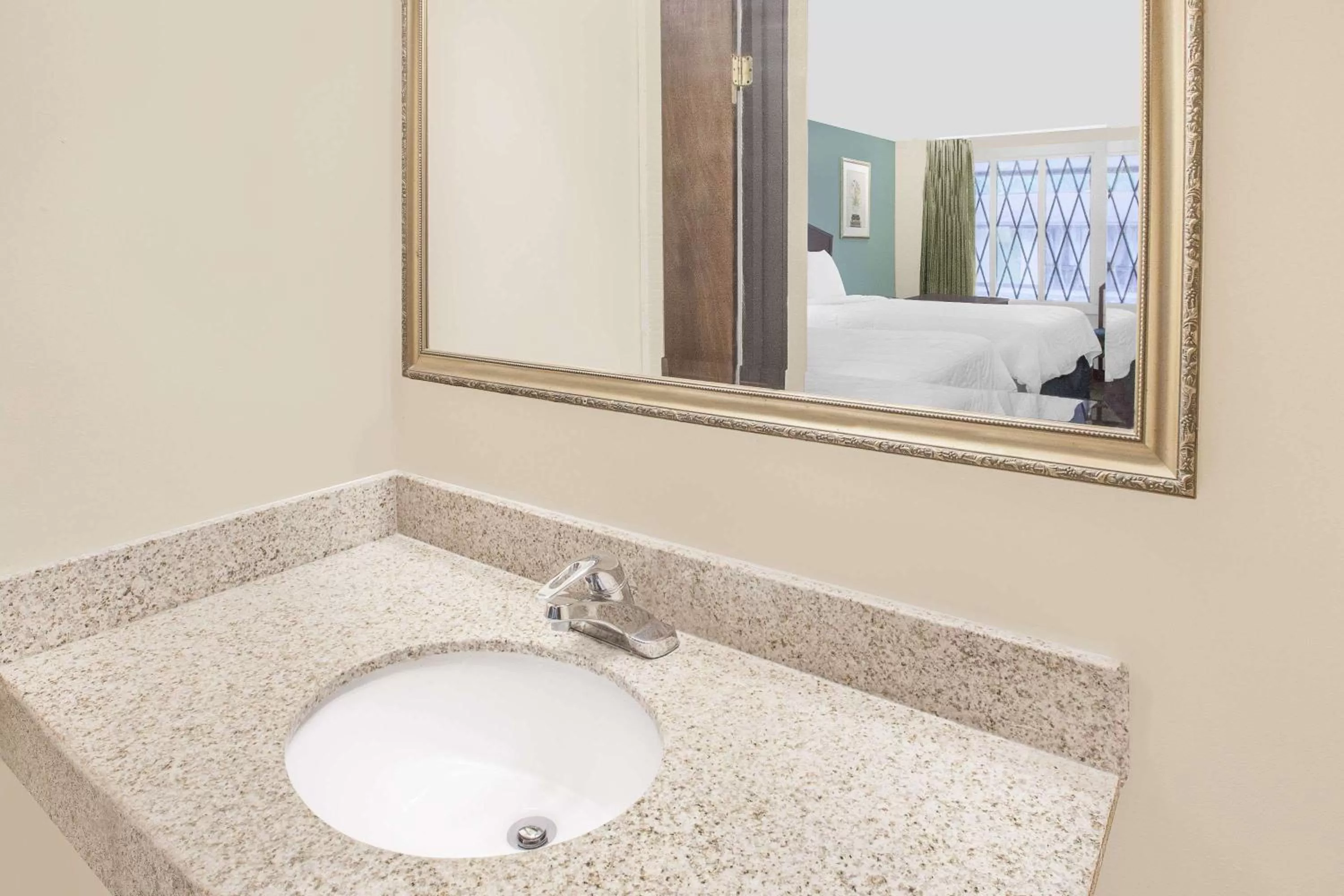 Photo of the whole room in Knights Inn - Battle Creek