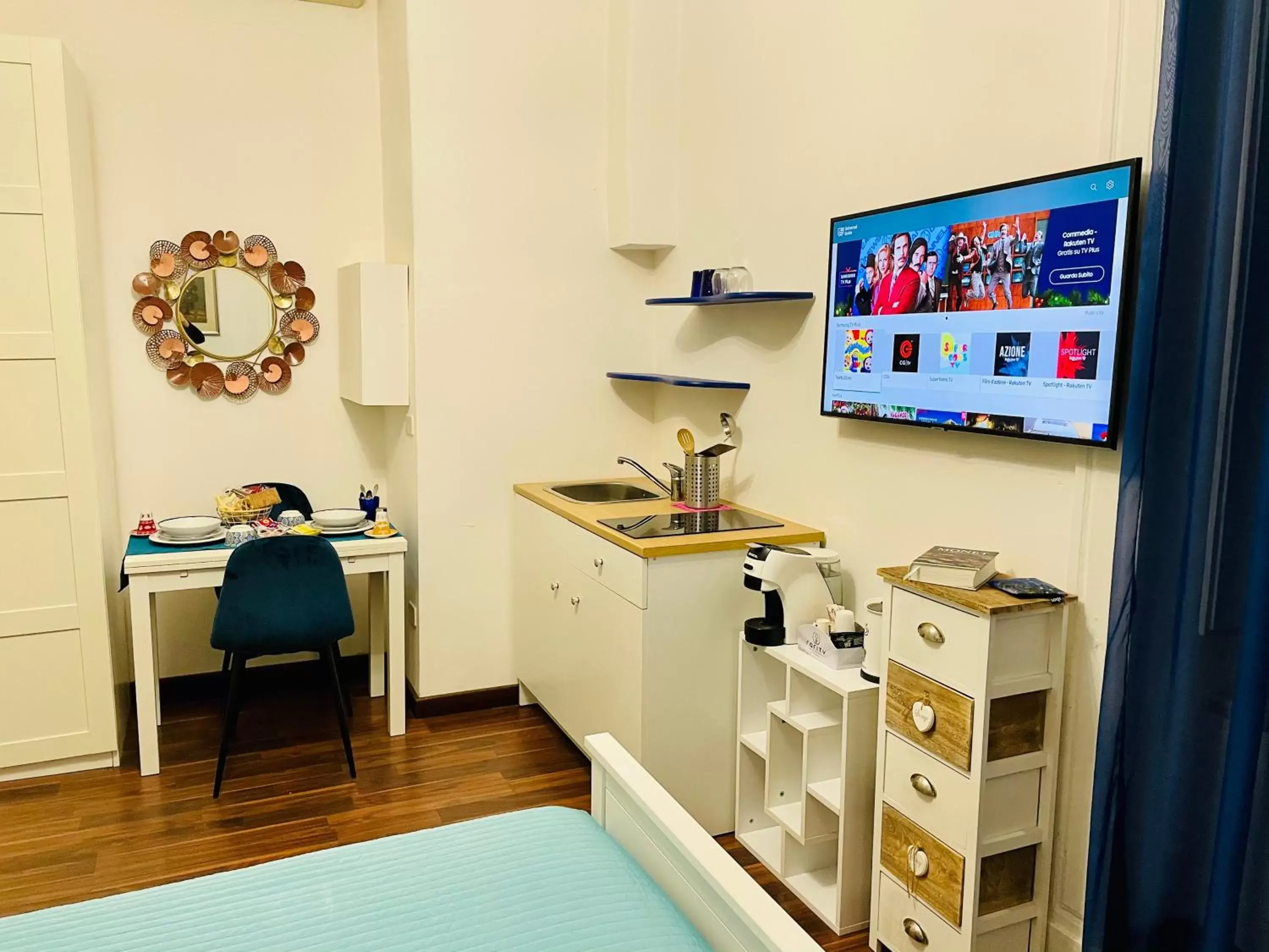 TV and multimedia in RarityArt minihotel - Bed and Breakfast