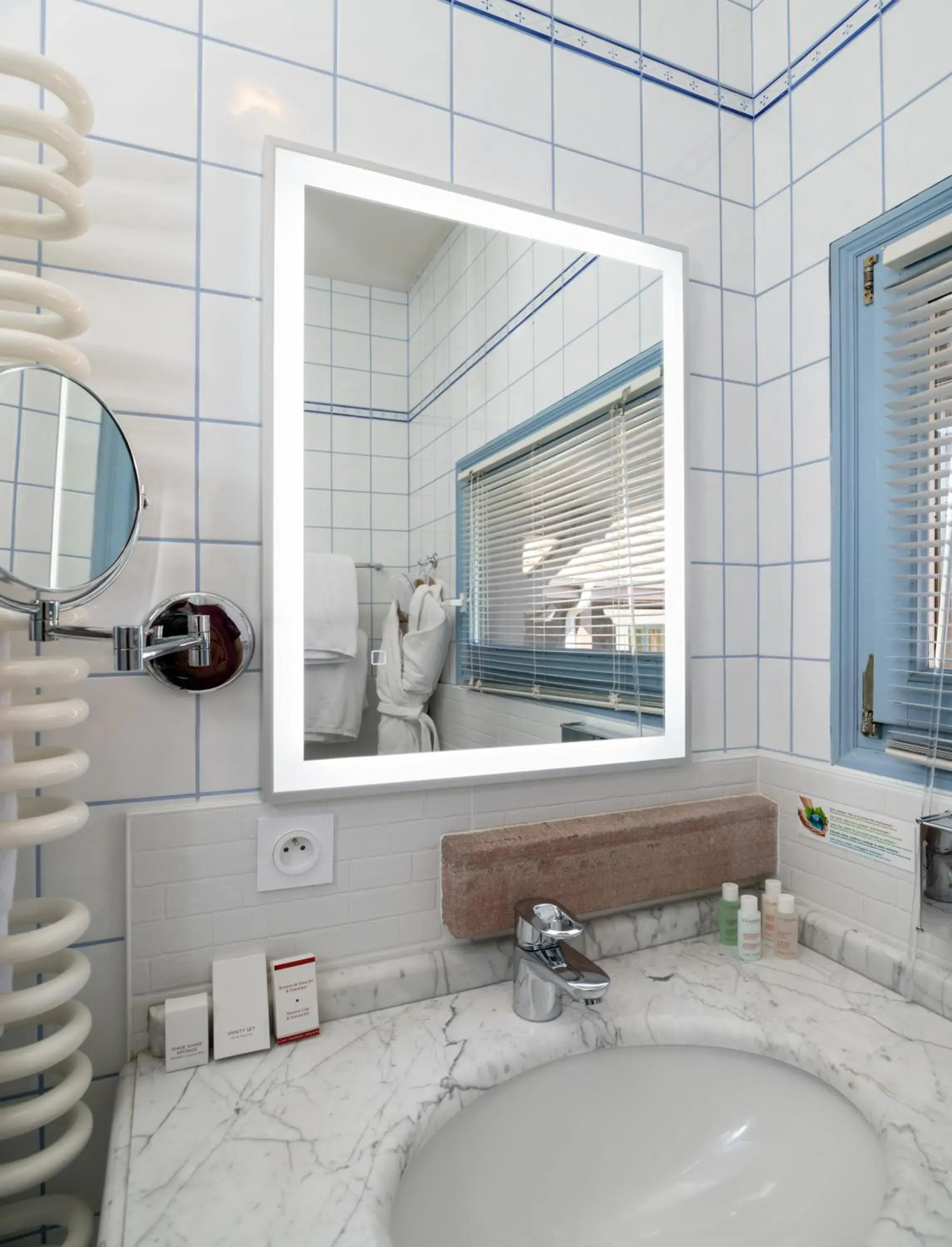 Property building, Bathroom in Le Manoir Au Lac