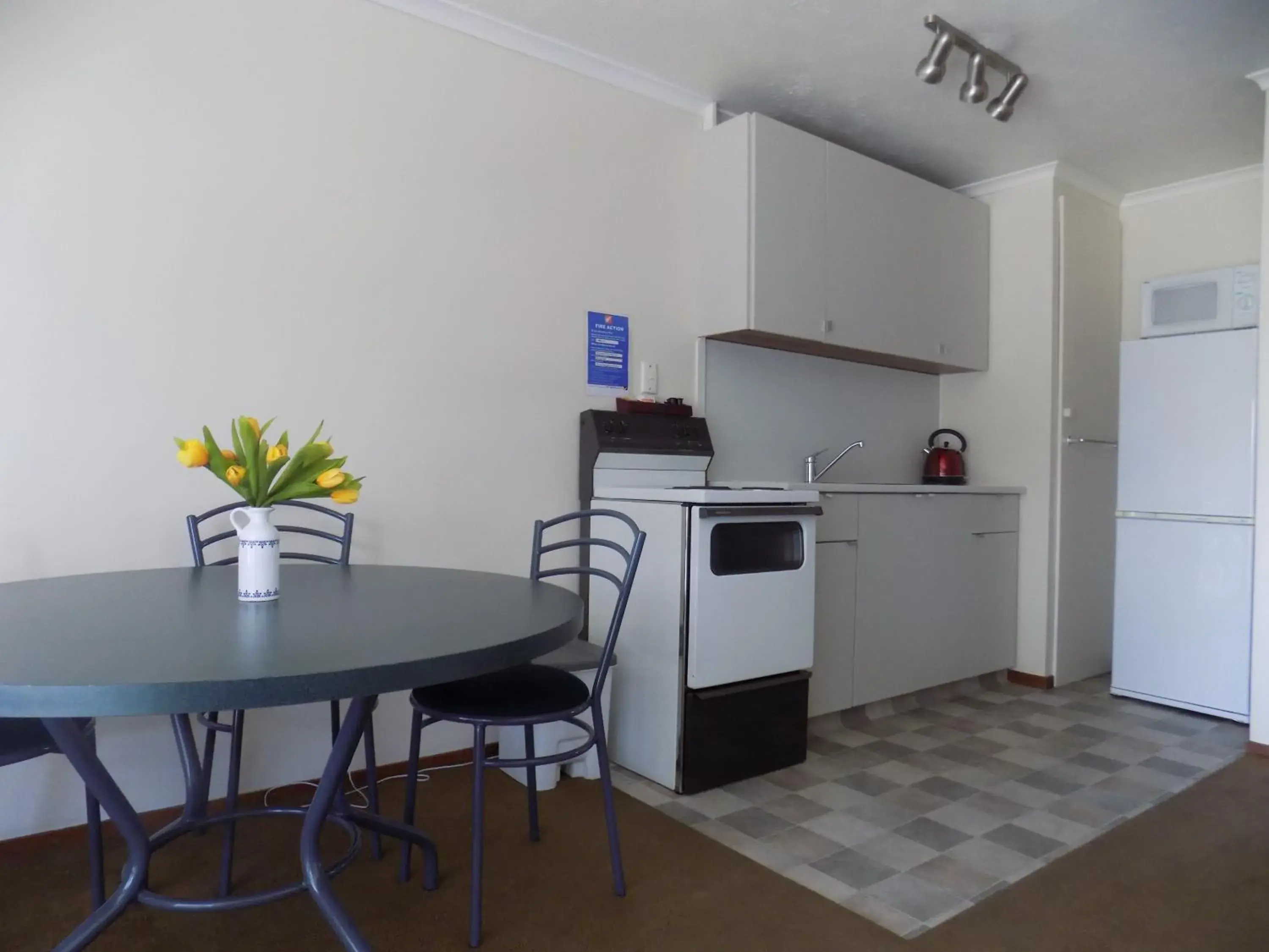 Living room, Kitchen/Kitchenette in Garden City Motel