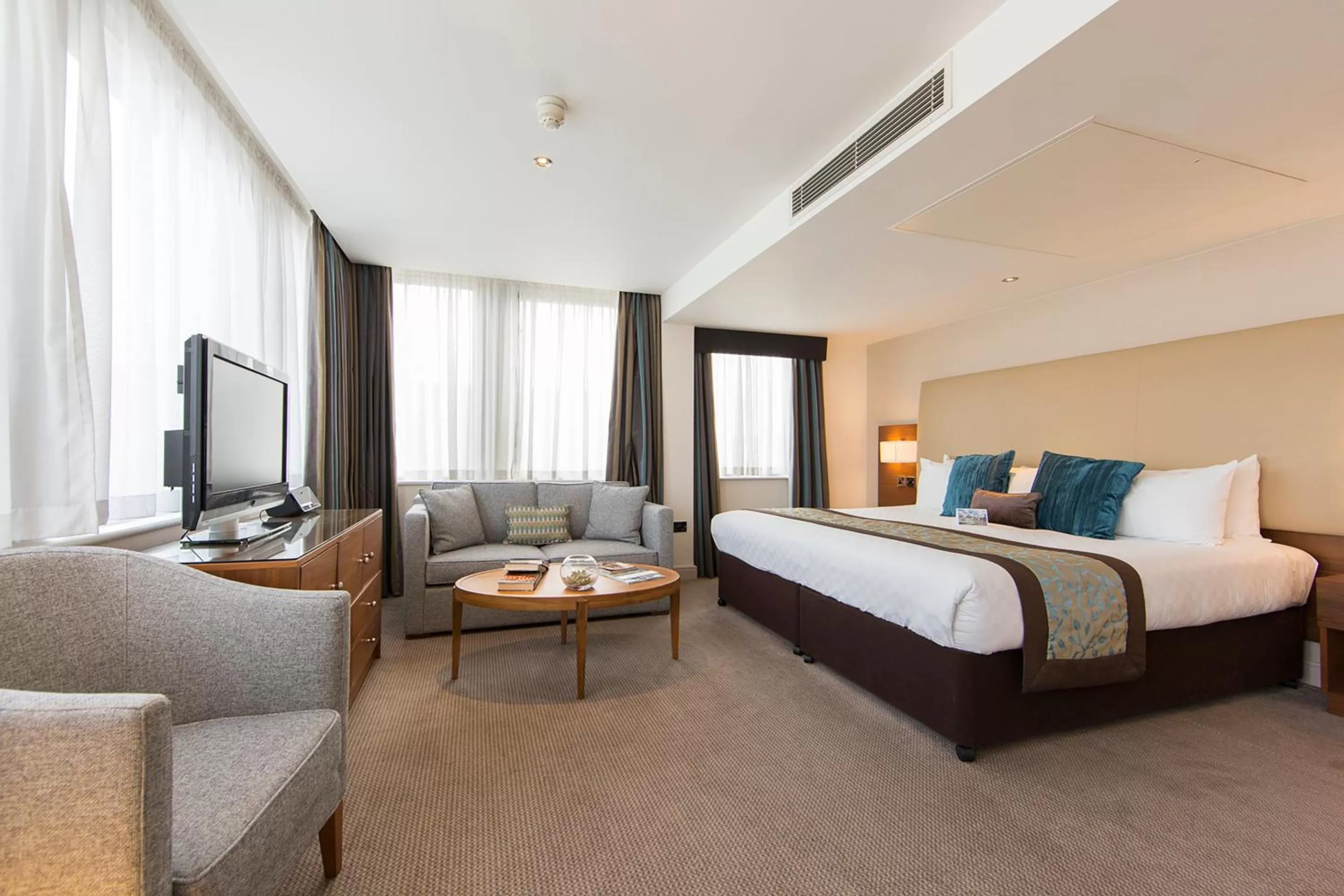 Bedroom, Bed in Thistle Trafalgar - Leicester Square