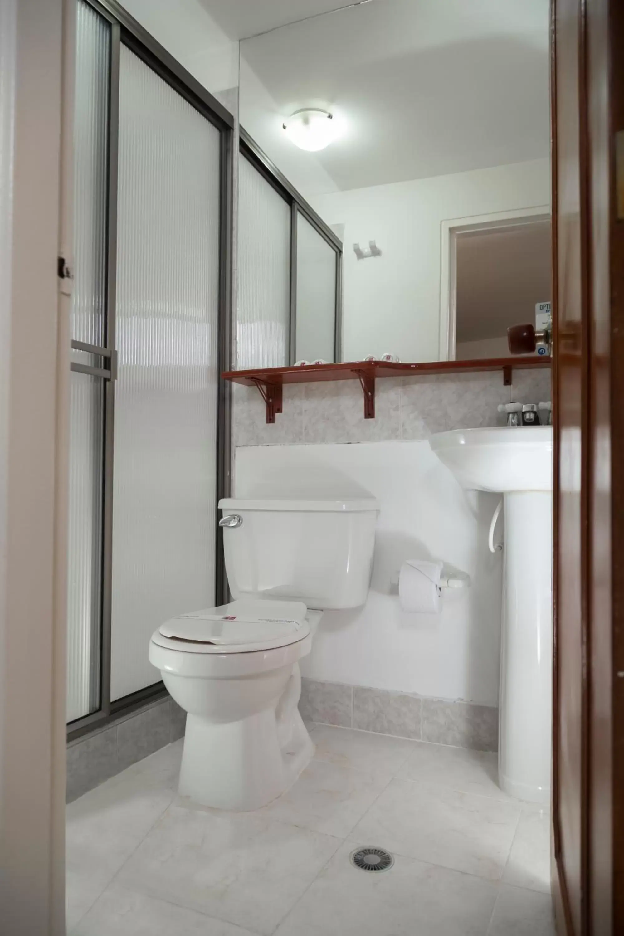 bunk bed, Bathroom in Hotel Flamingo Cali