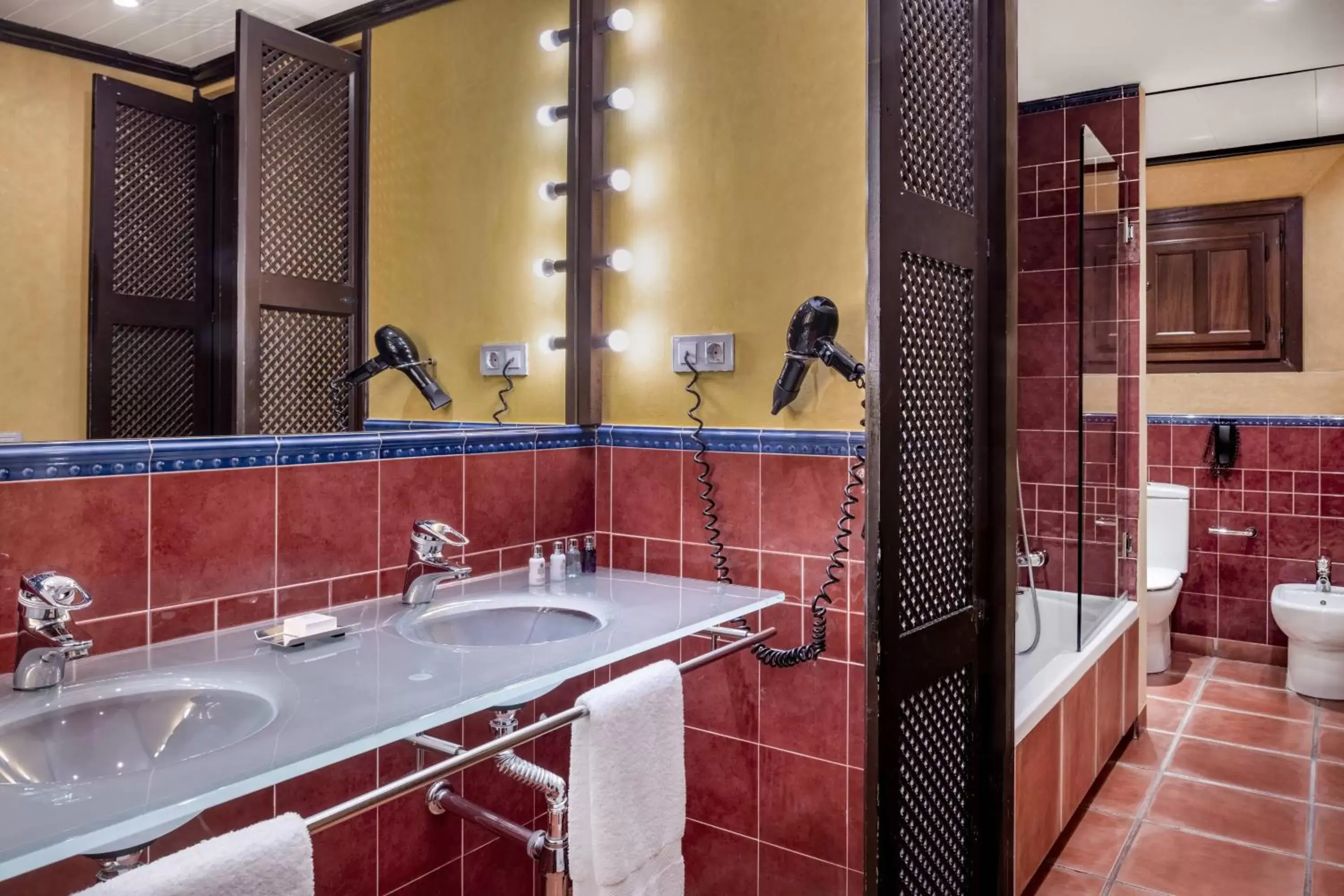 Bathroom in Hotel Palacio de Santa Paula, Autograph Collection