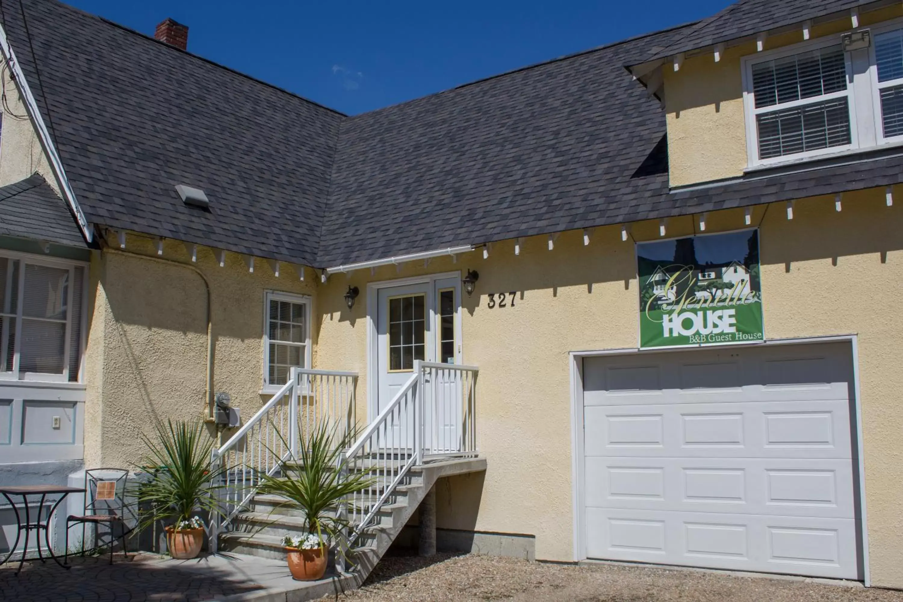 Property Building in Genelle House B&B Guest House