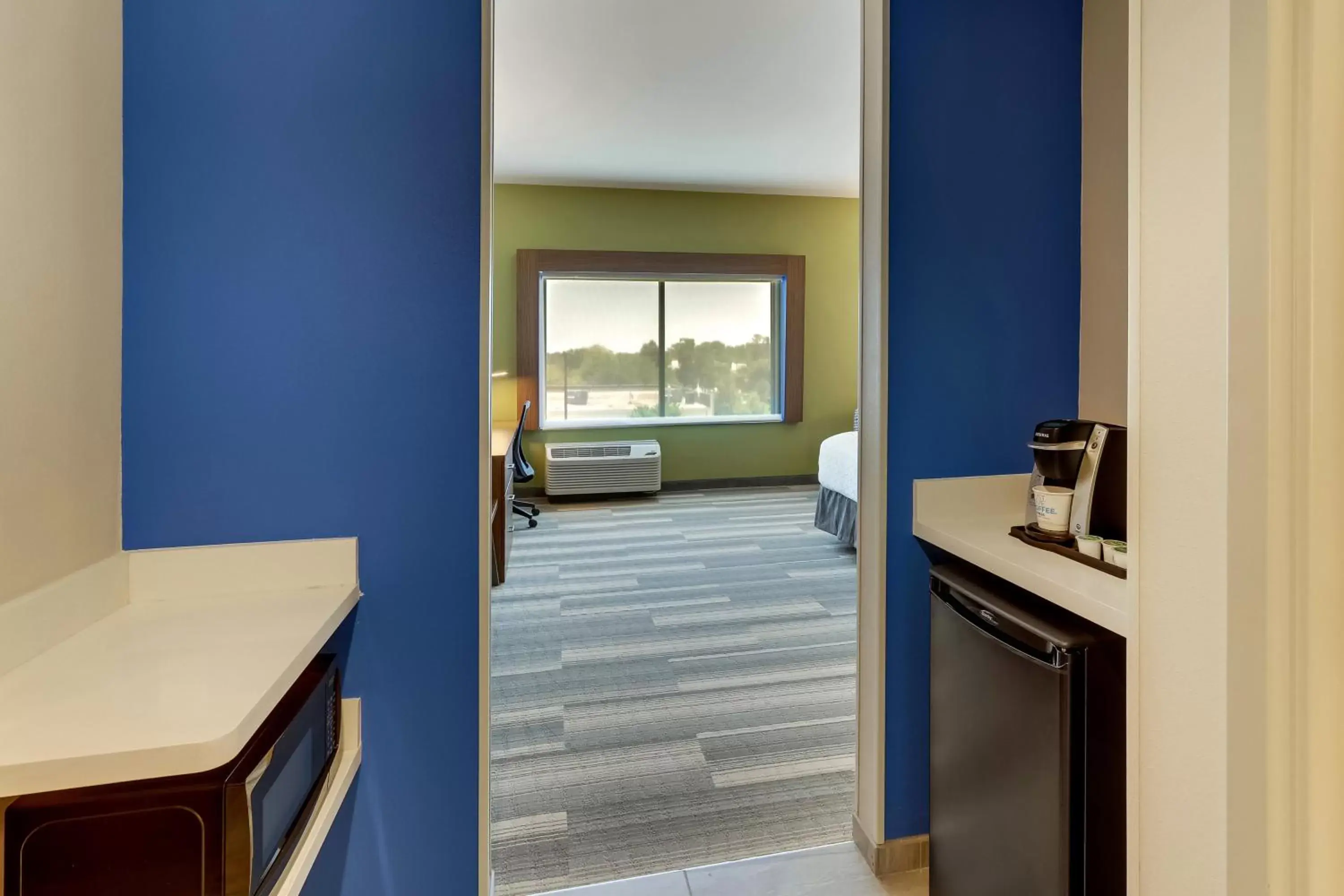 Photo of the whole room, Kitchen/Kitchenette in Holiday Inn Express - Wilmington - Porters Neck, an IHG Hotel