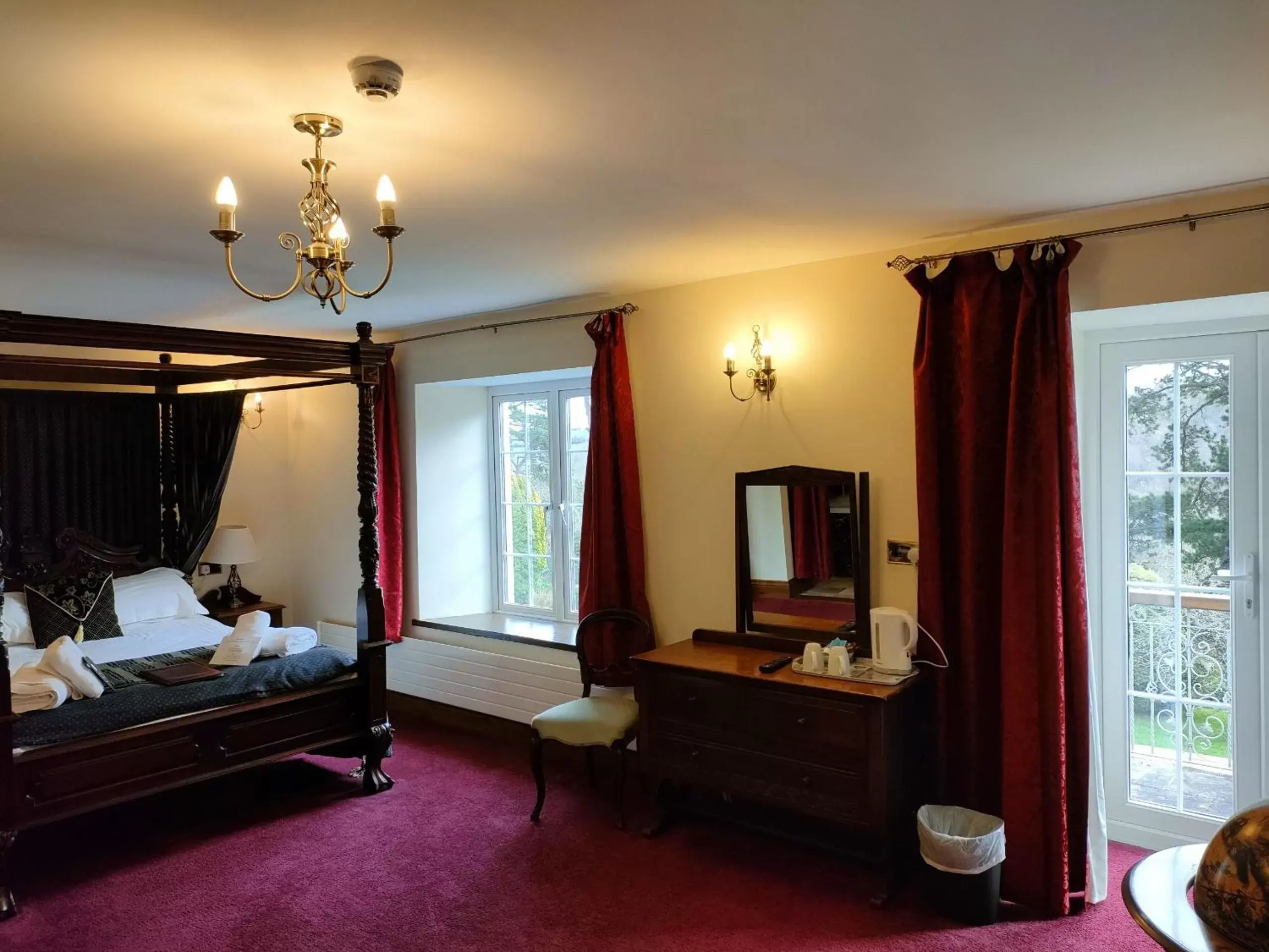 Bedroom, TV/Entertainment Center in Great Trethew Manor Hotel & Restaurant